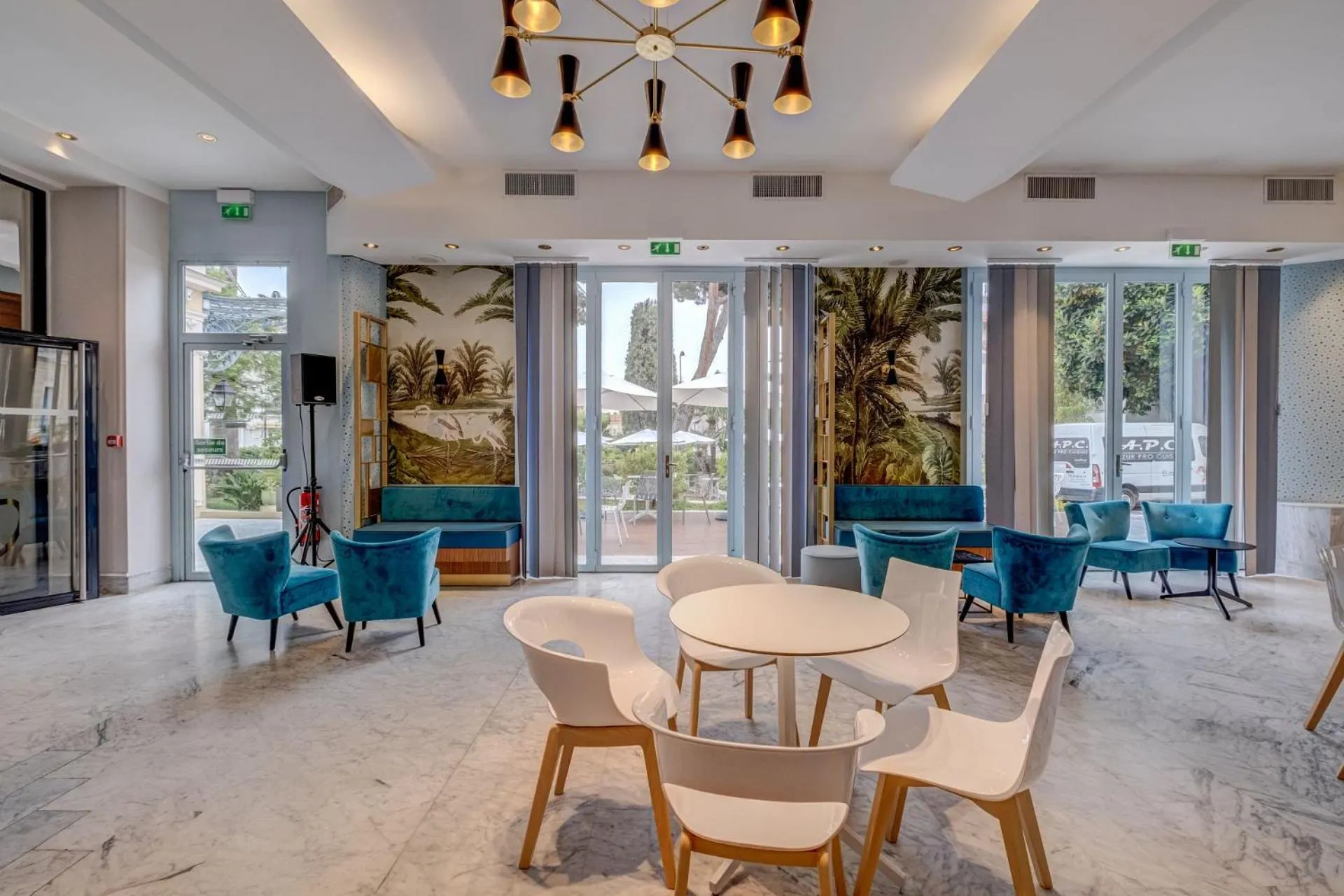 Lounge or bar in Hôtel Miléade L'Orangeraie - entièrement rénové