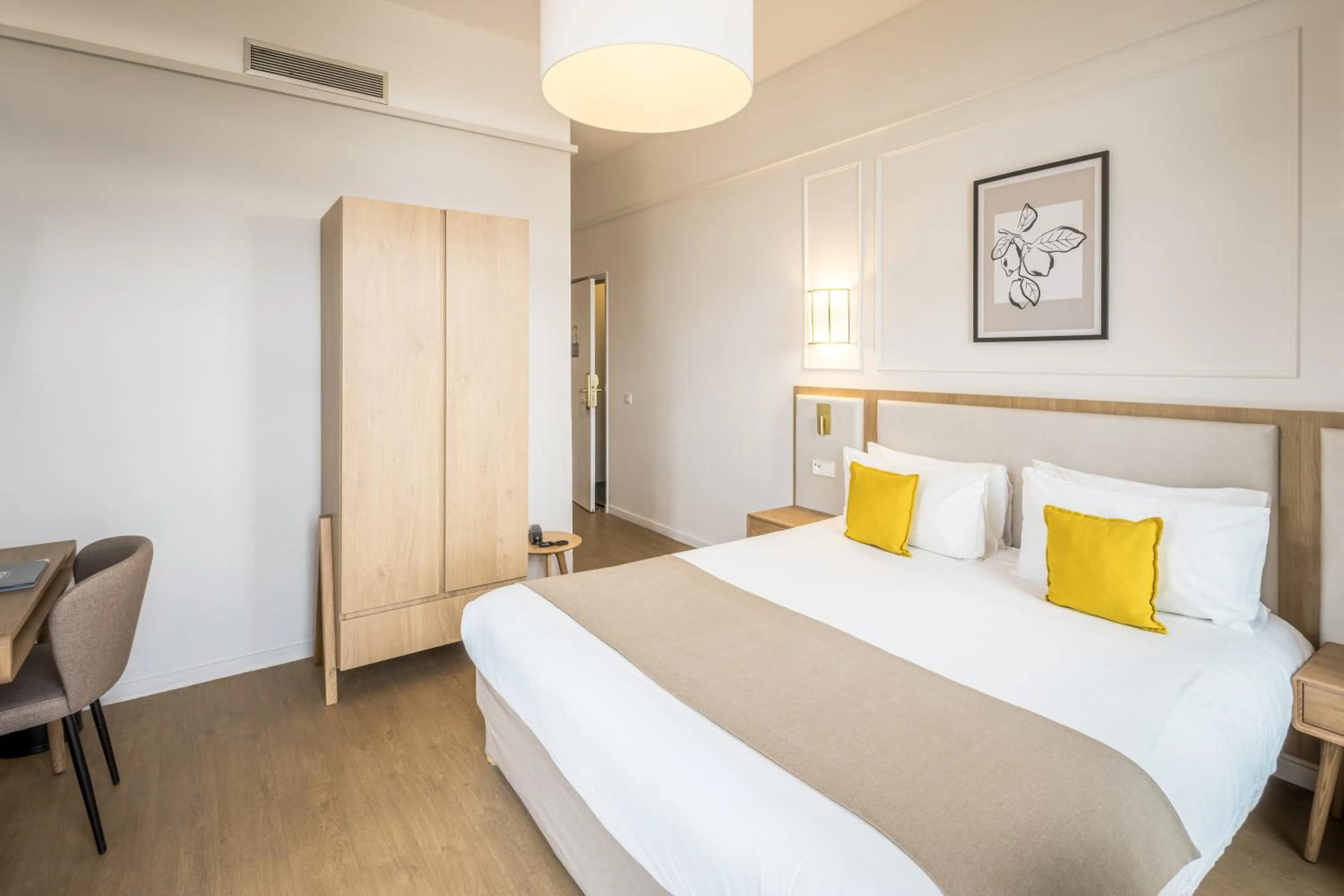 Photo of the whole room, Bed in Hôtel Miléade L'Orangeraie - entièrement rénové