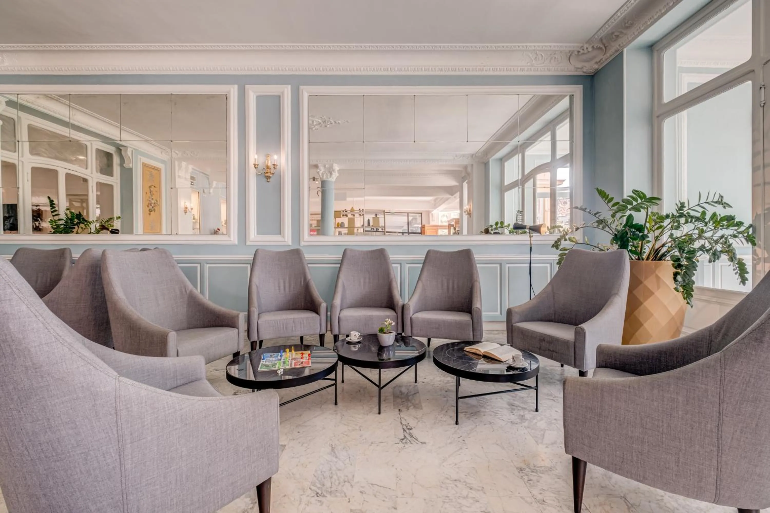 Living room in Hôtel Miléade L'Orangeraie - entièrement rénové