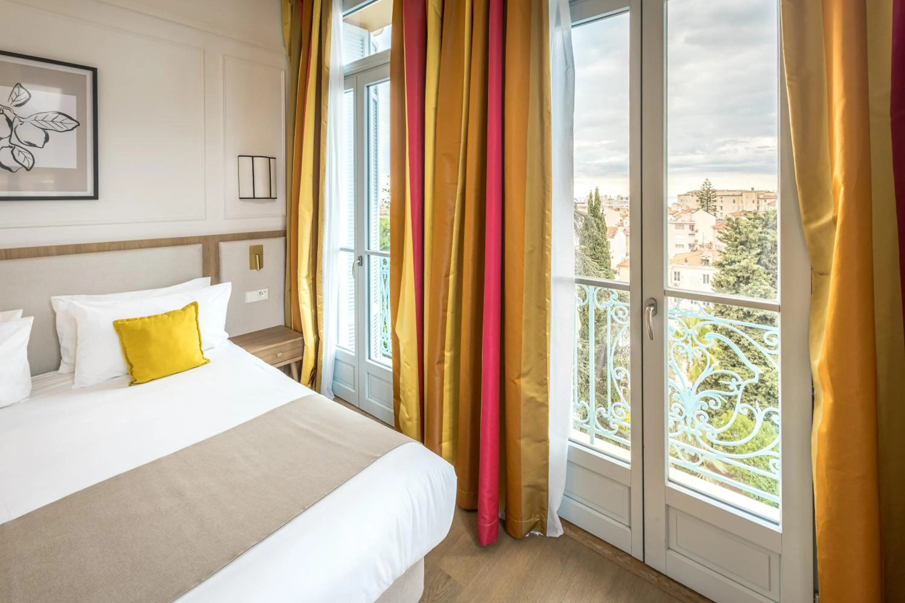 View (from property/room), Bed in Hôtel Miléade L'Orangeraie - entièrement rénové