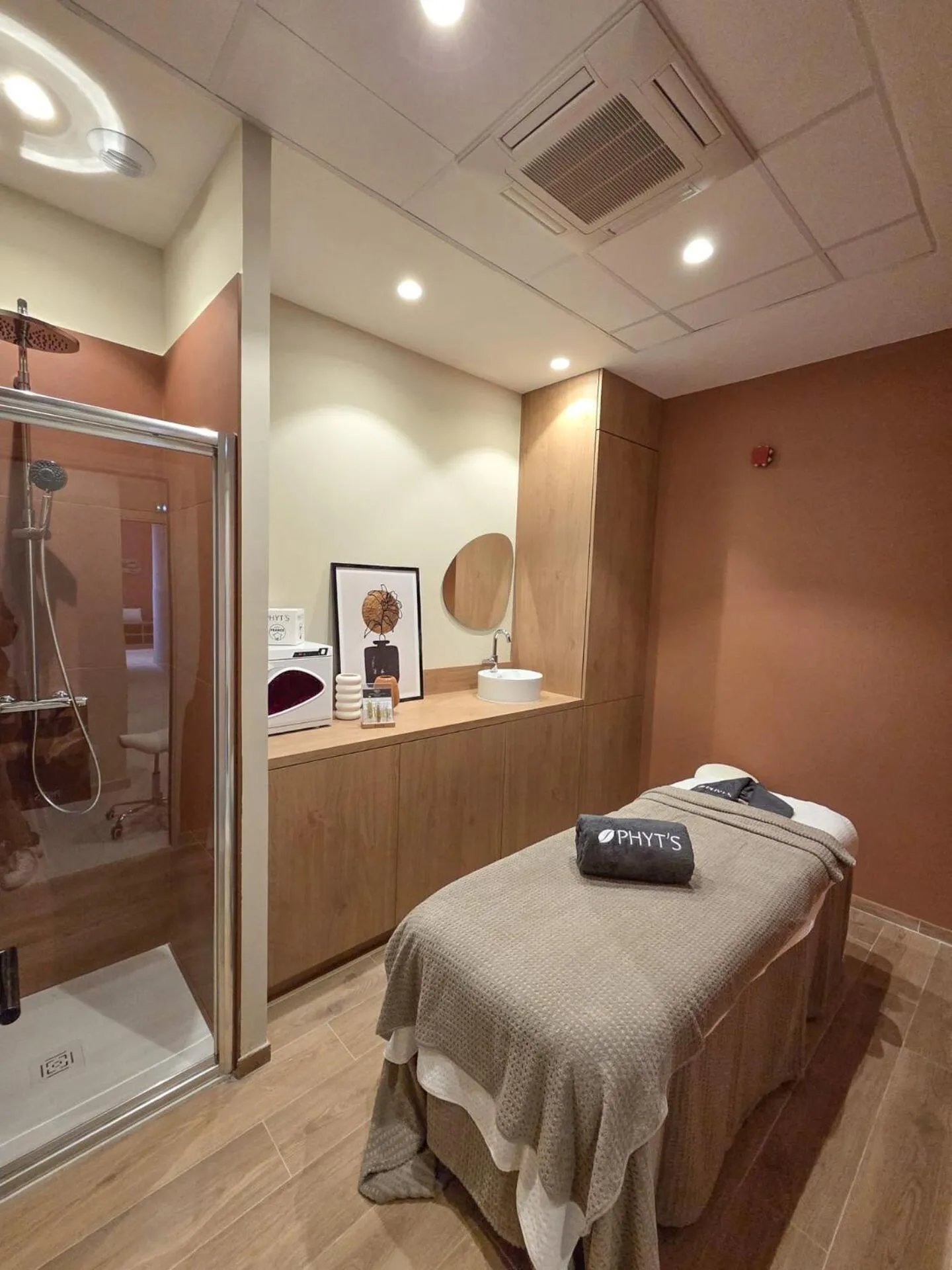 Spa and wellness centre/facilities in Hôtel Miléade L'Orangeraie - entièrement rénové