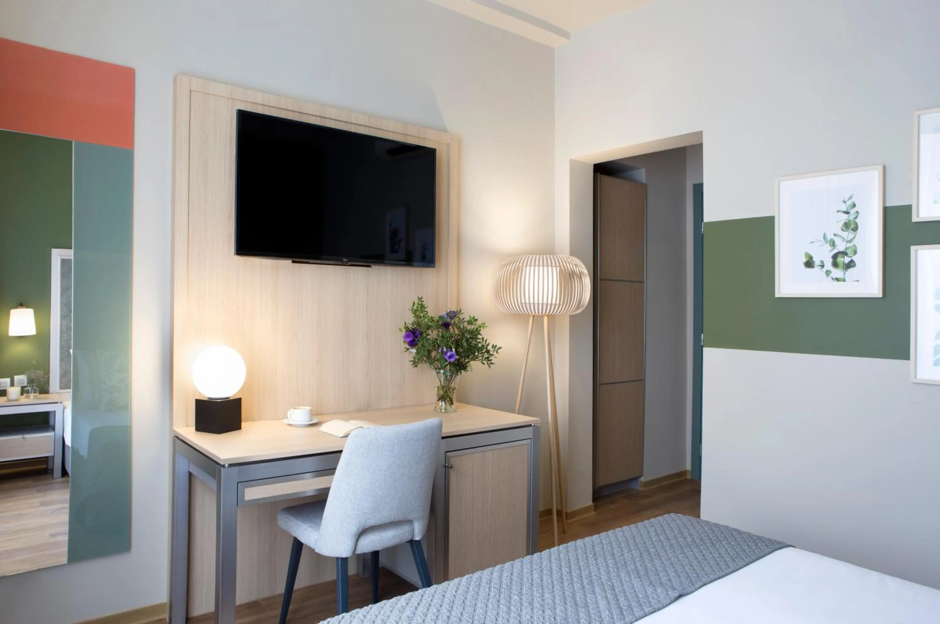 Guests, Bed in Zeus Essence Bucharest Central