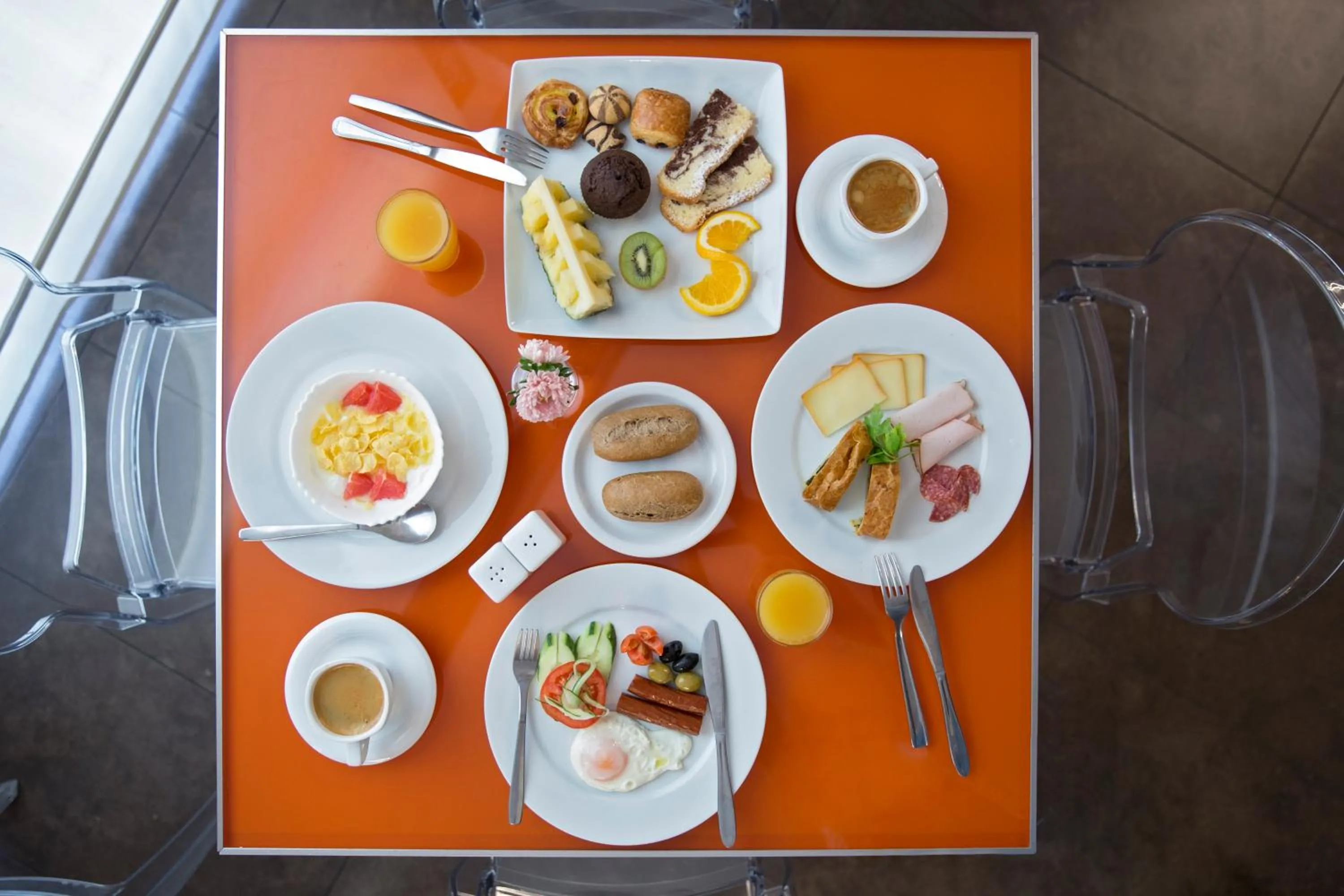 Restaurant/places to eat in Zeus Essence Bucharest Central