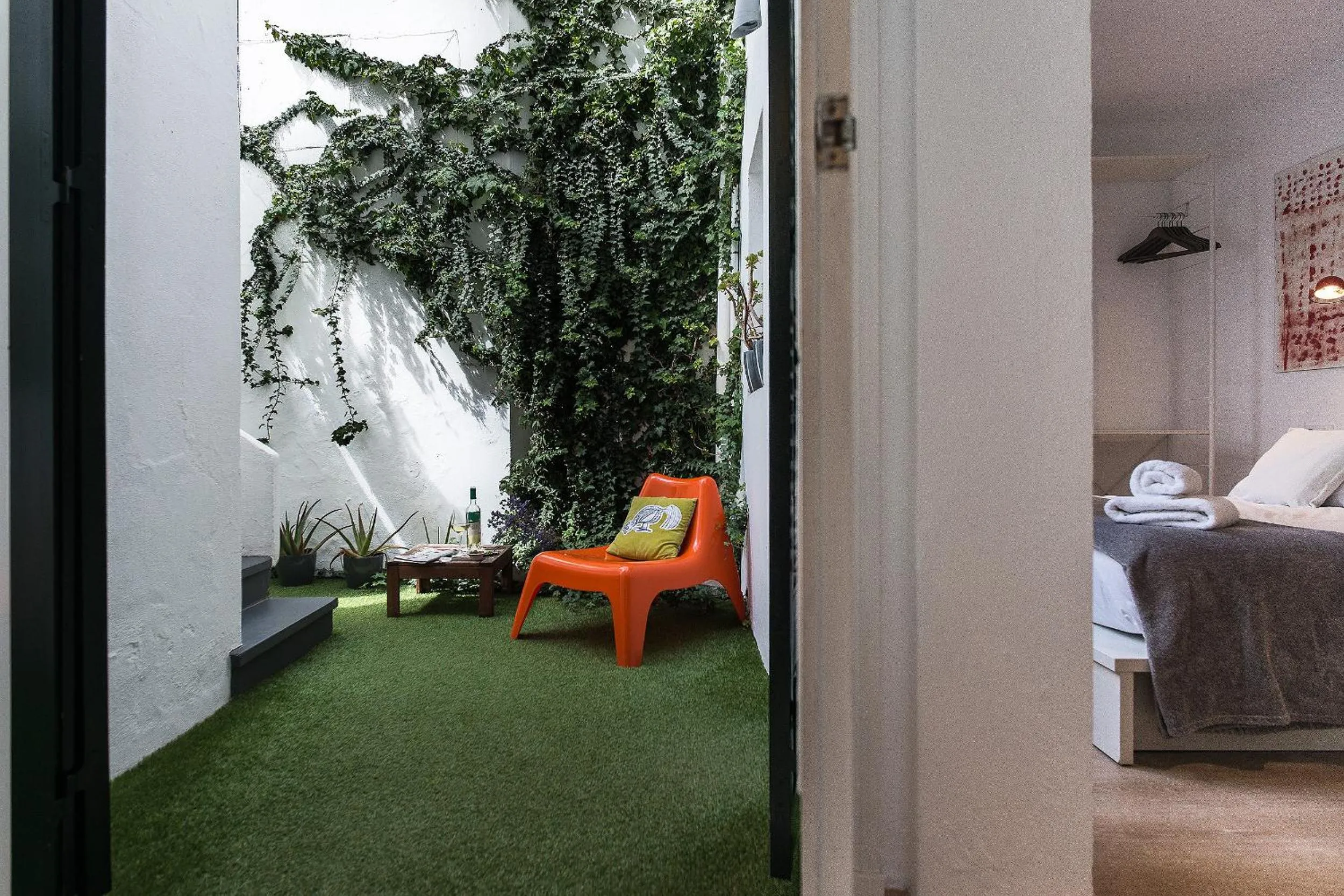 Patio, Bed in Cheap & Chic Hotel