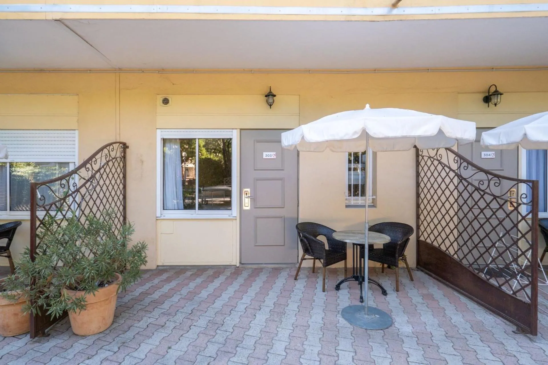 Patio in Hôtel Miléade Méditerranée - Port-Fréjus