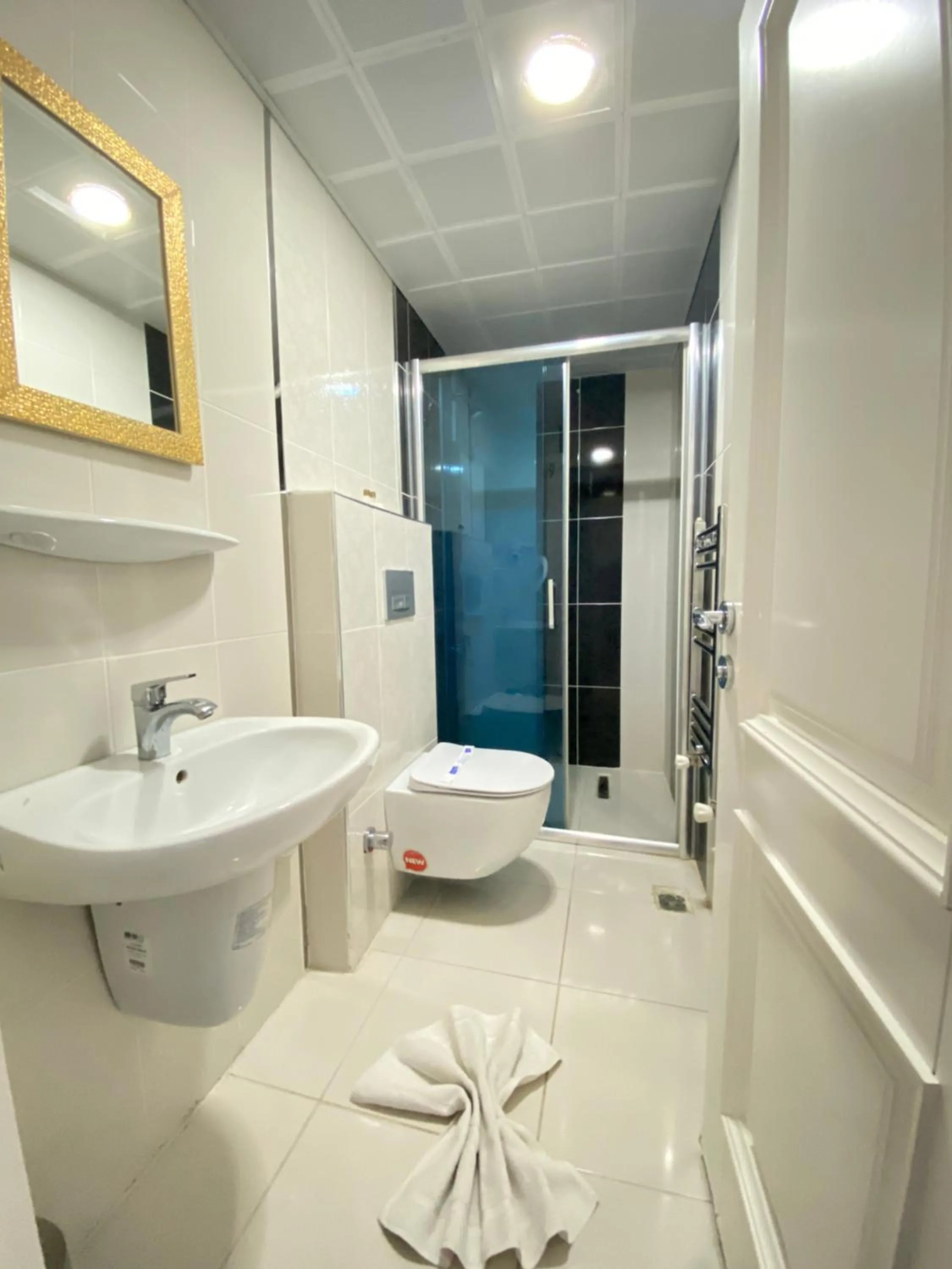 Shower in Hotel Kent Ani