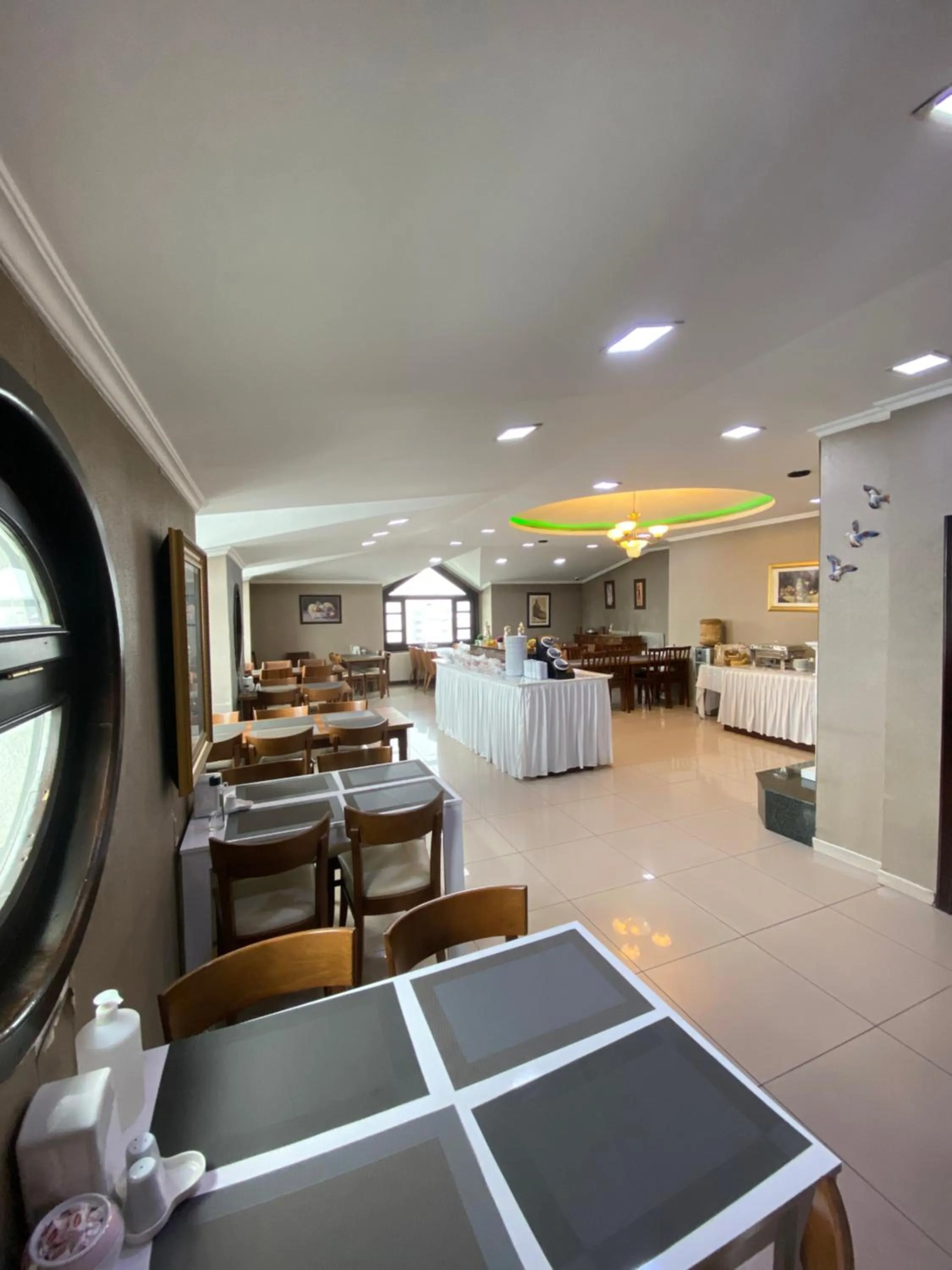 Dining area in Hotel Kent Ani