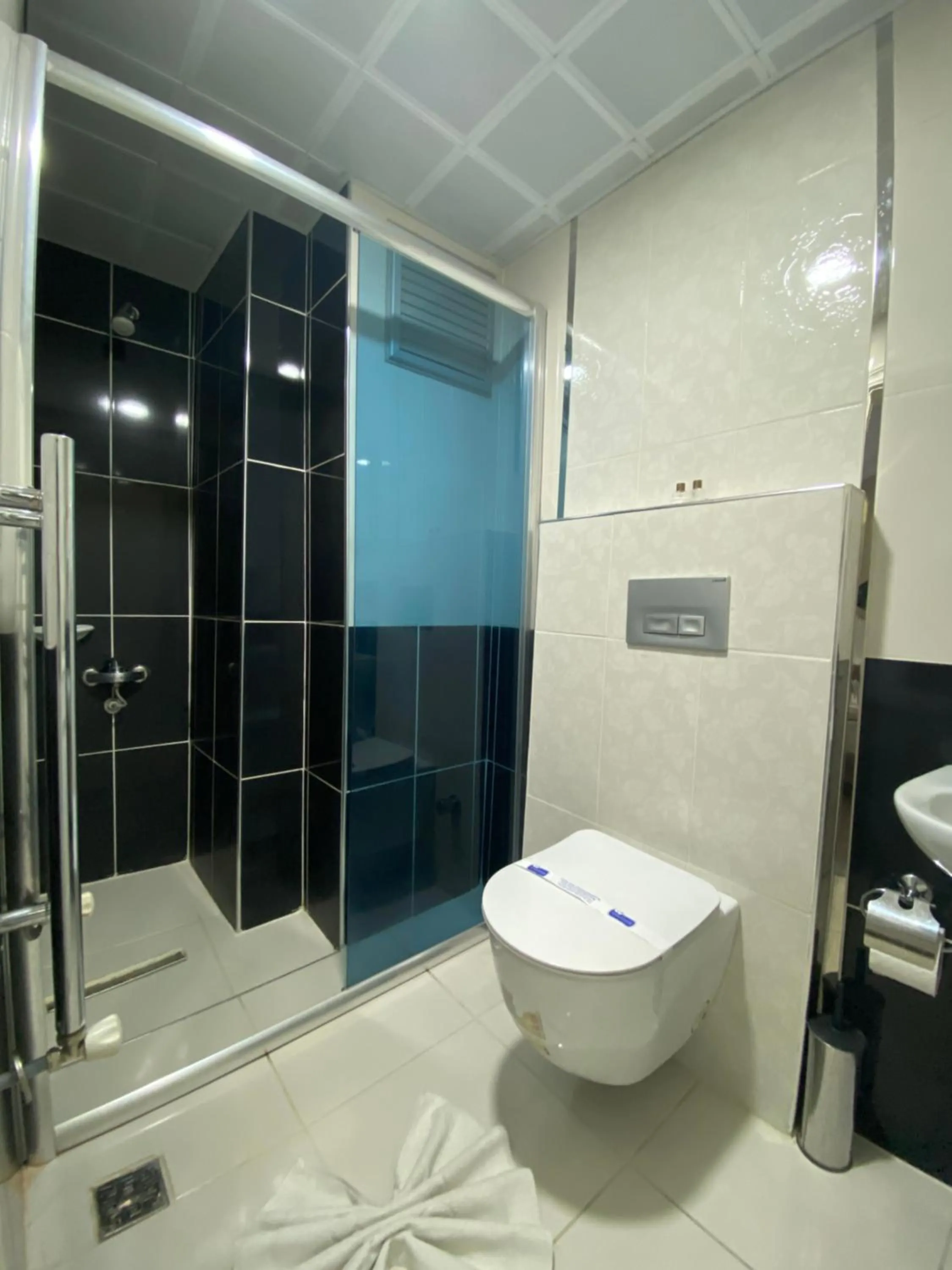 Shower in Hotel Kent Ani