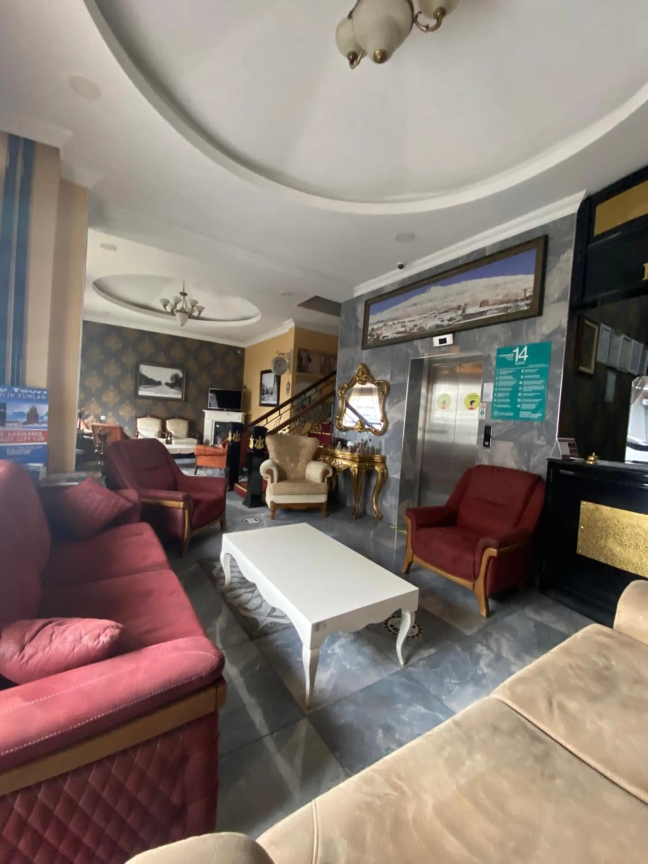 Communal lounge/ TV room in Hotel Kent Ani