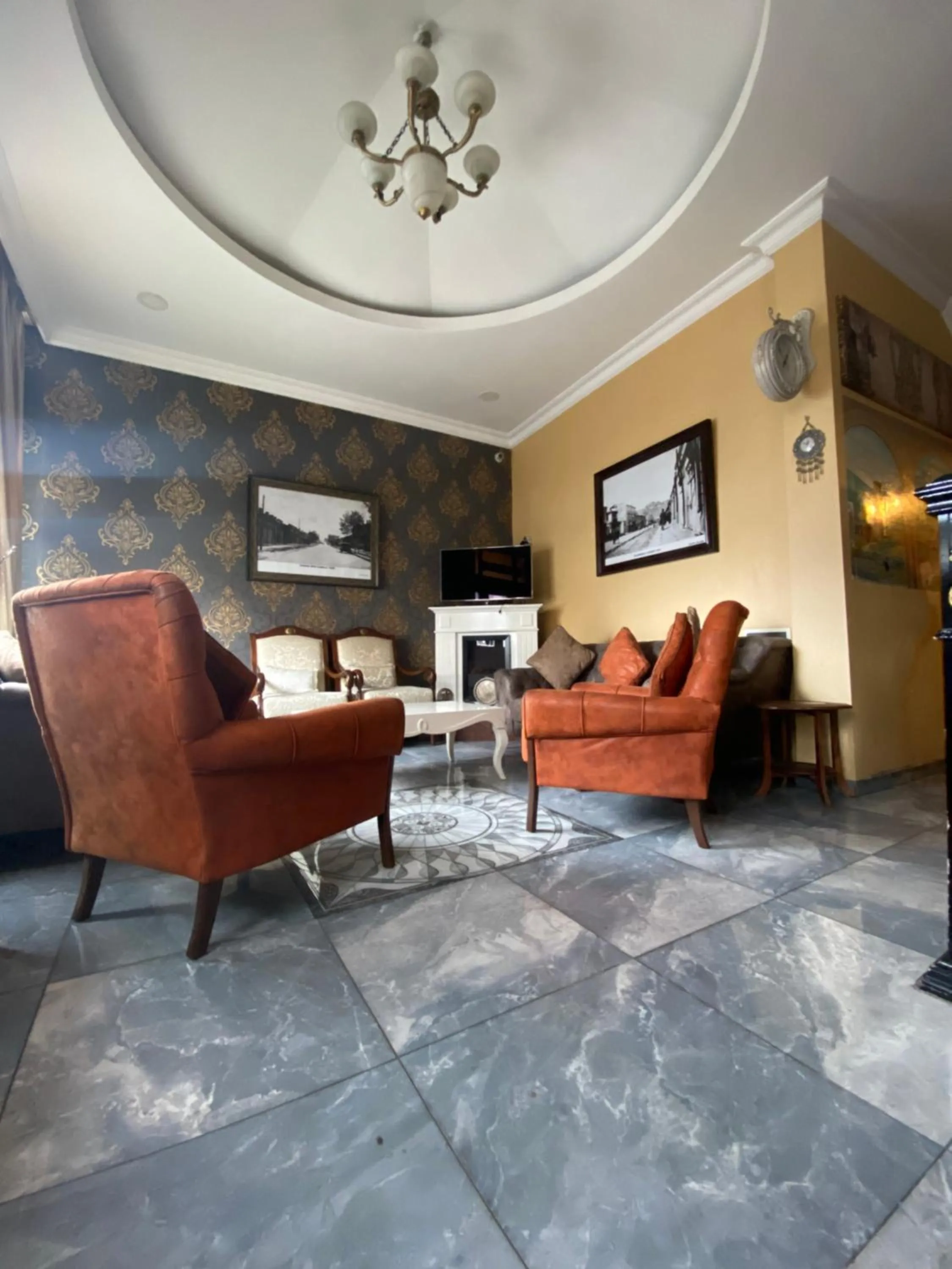 Communal lounge/ TV room in Hotel Kent Ani