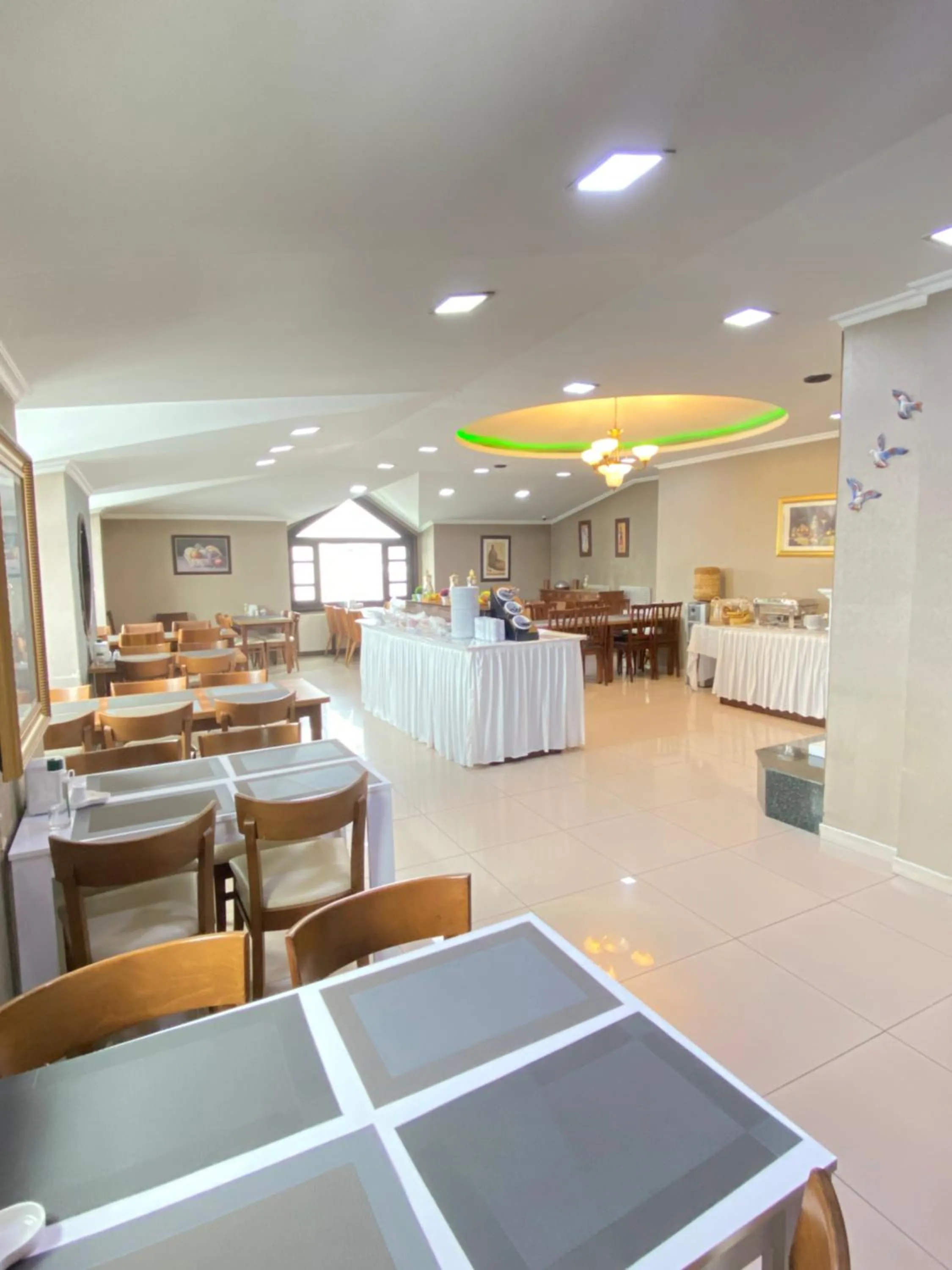 Restaurant/places to eat in Hotel Kent Ani