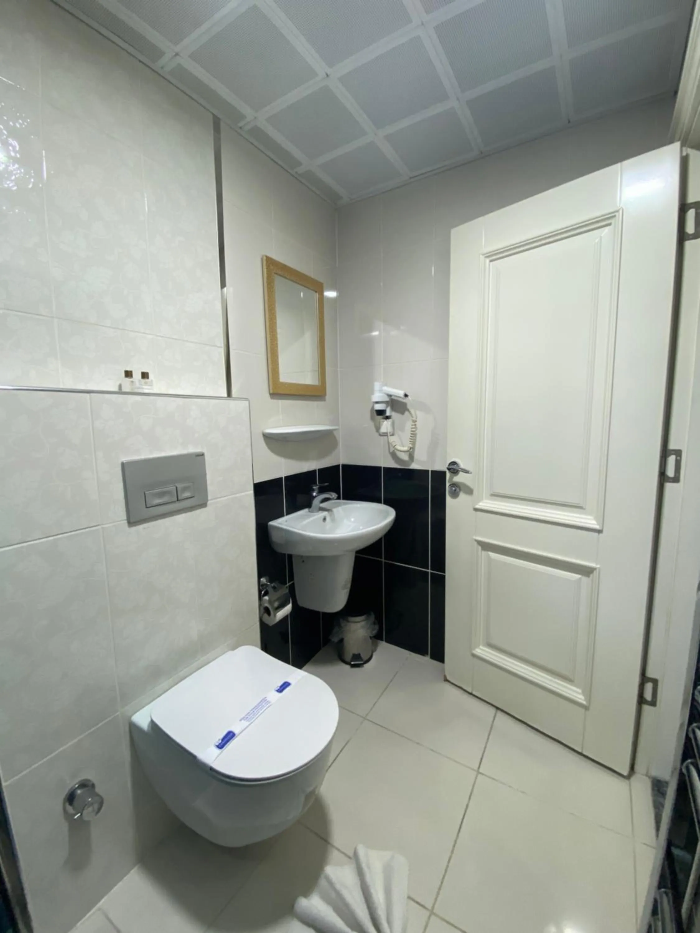 Shower in Hotel Kent Ani