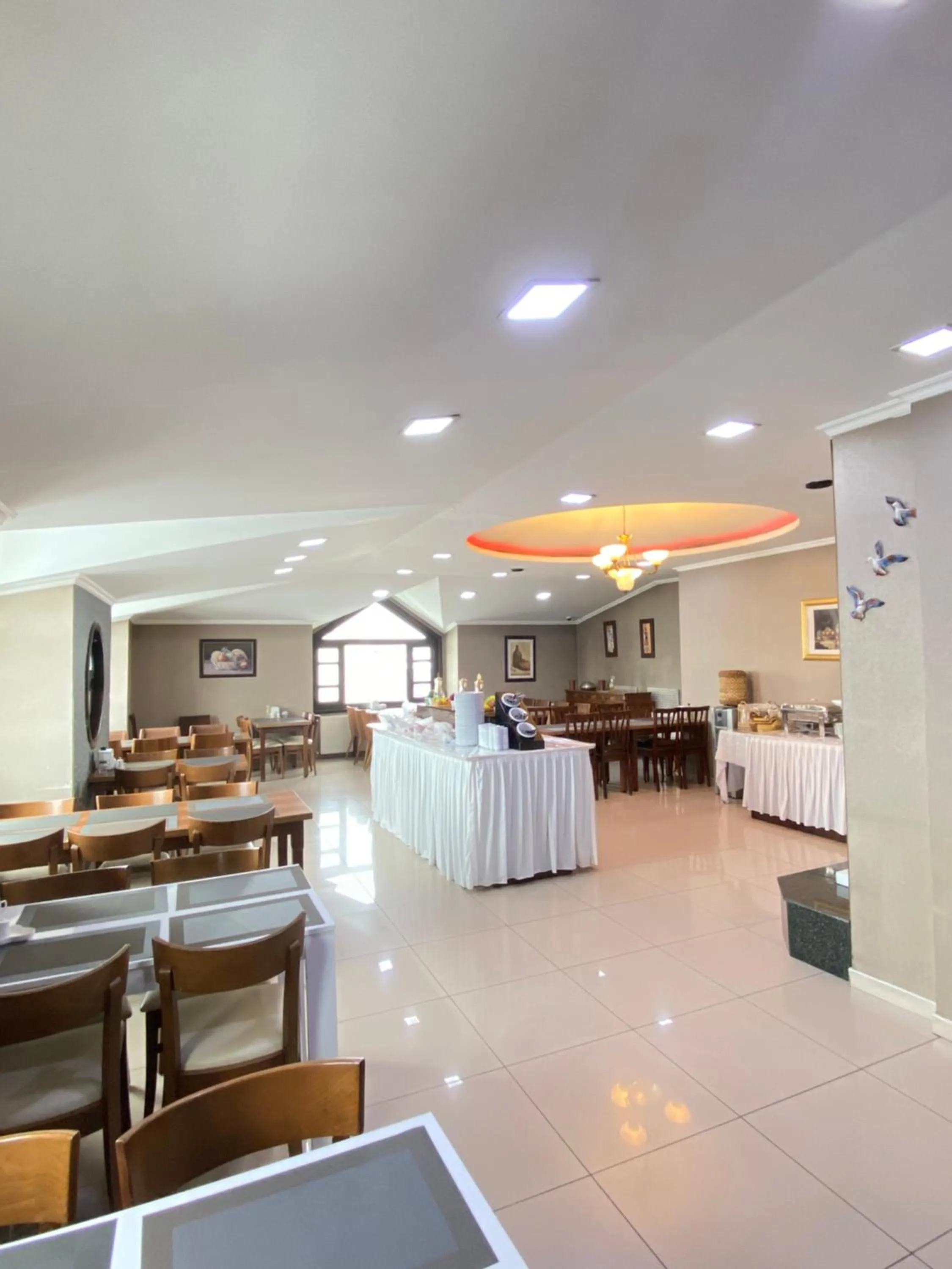 Restaurant/places to eat in Hotel Kent Ani