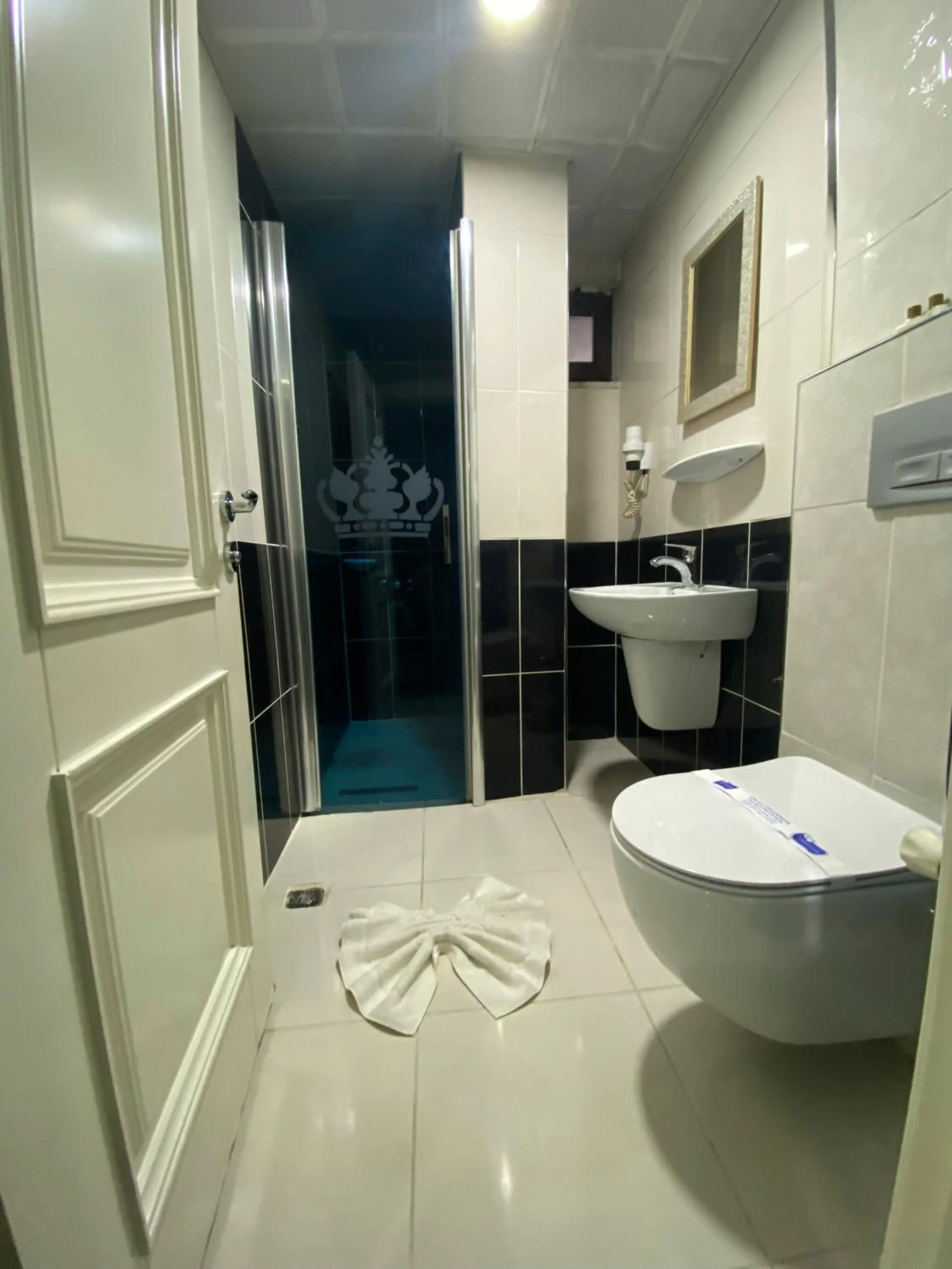 Shower in Hotel Kent Ani