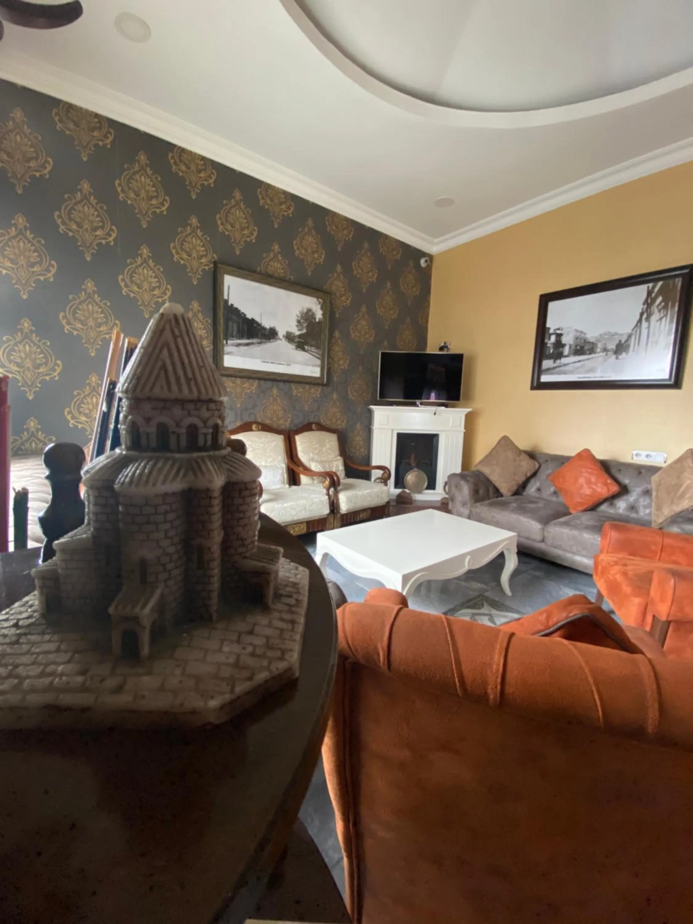 Communal lounge/ TV room in Hotel Kent Ani