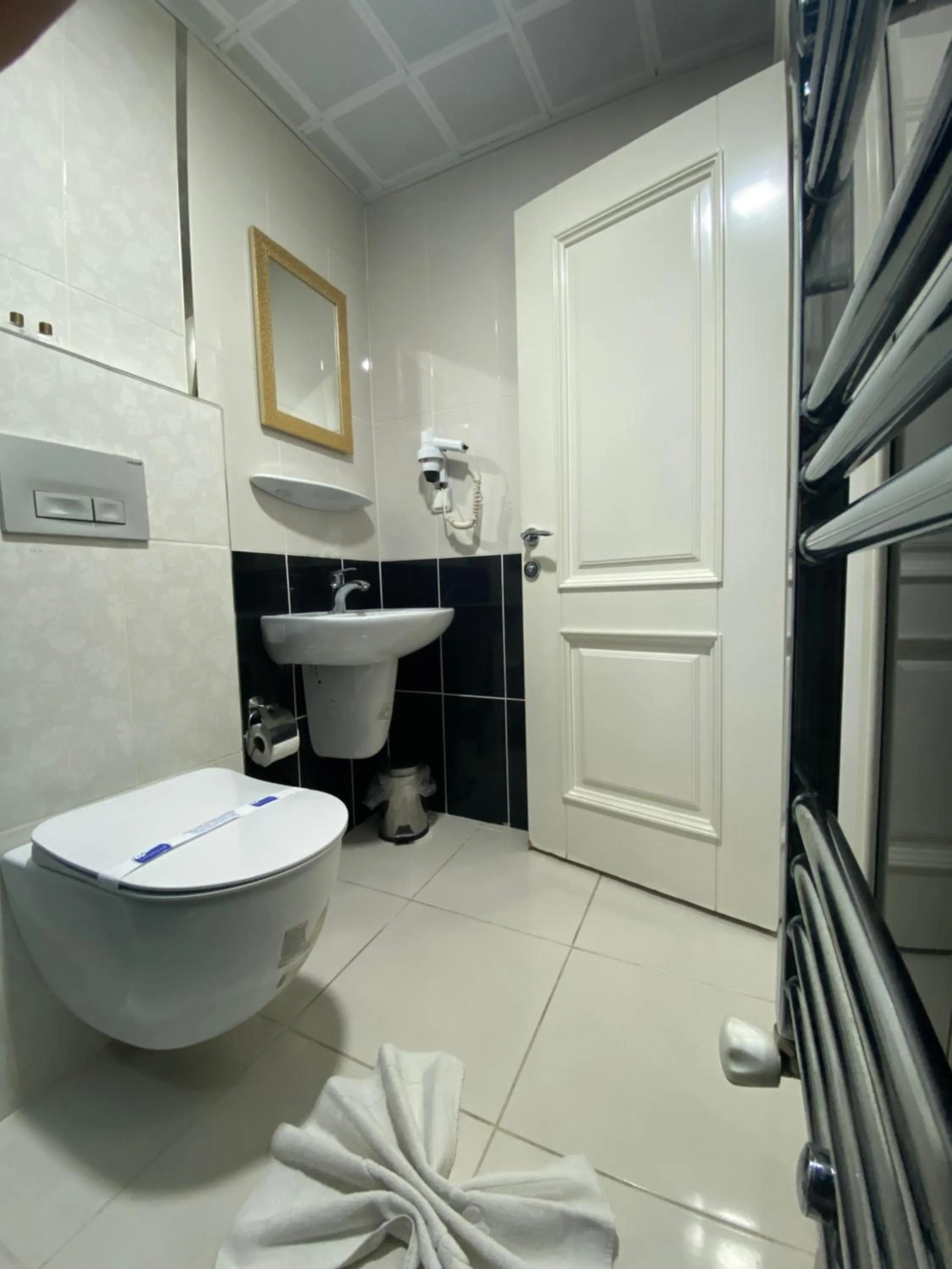 Shower in Hotel Kent Ani