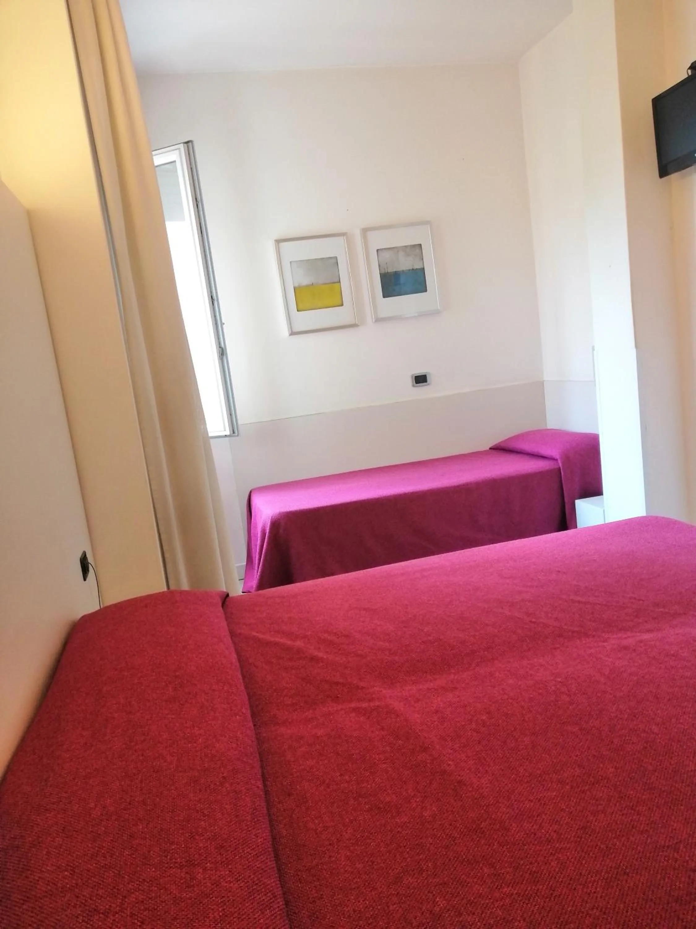 Photo of the whole room, Bed in City of Art Venice LLoyd