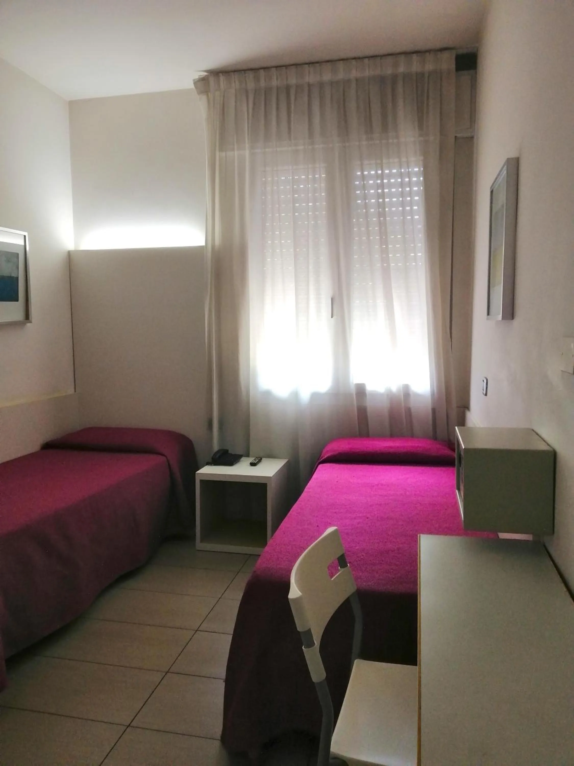 Photo of the whole room, Bed in City of Art Venice LLoyd