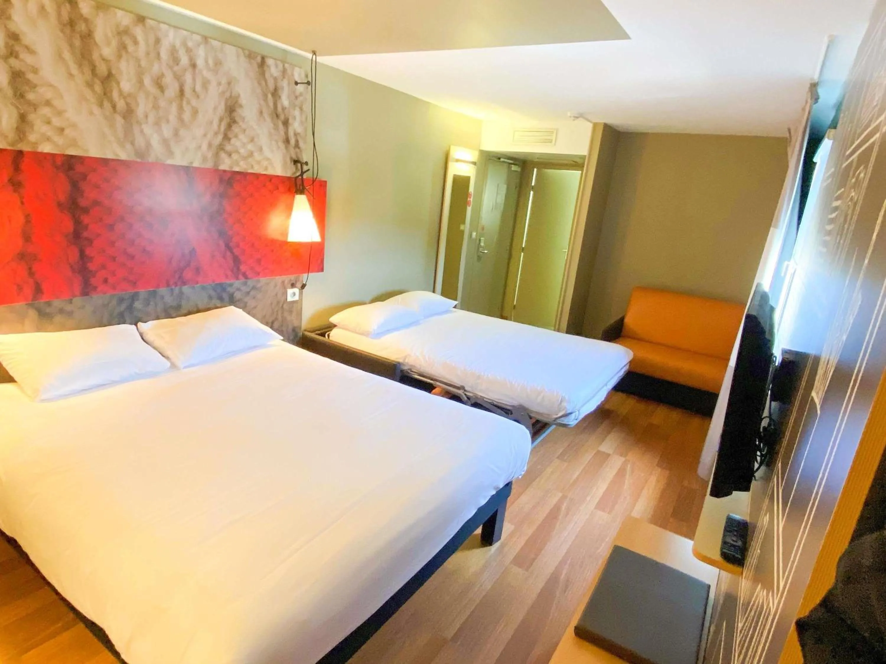 Bedroom, Bed in ibis Europe Chalon Sur Saone