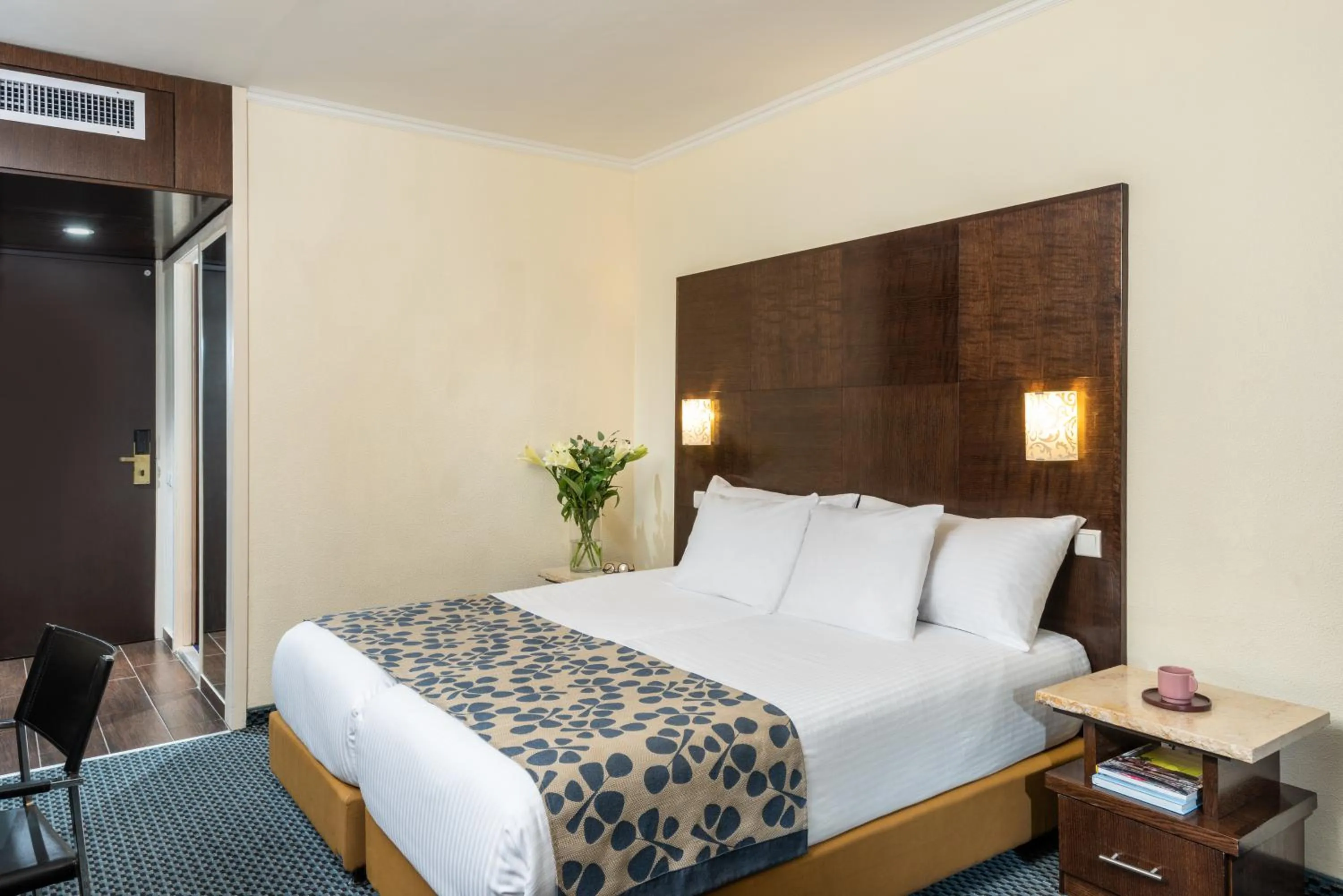 Bed in Leonardo Club Tiberias - All Inclusive