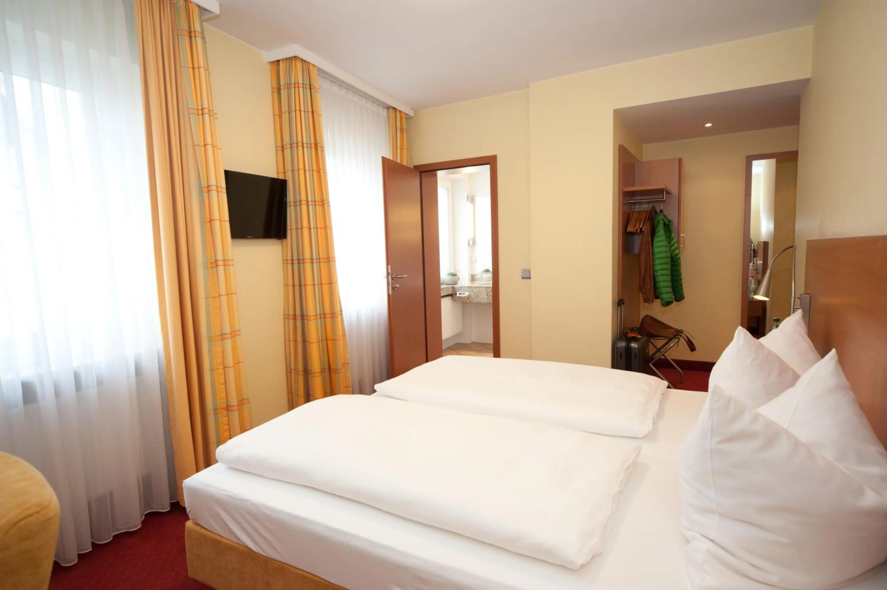 Photo of the whole room, Bed in Hotel Mehl