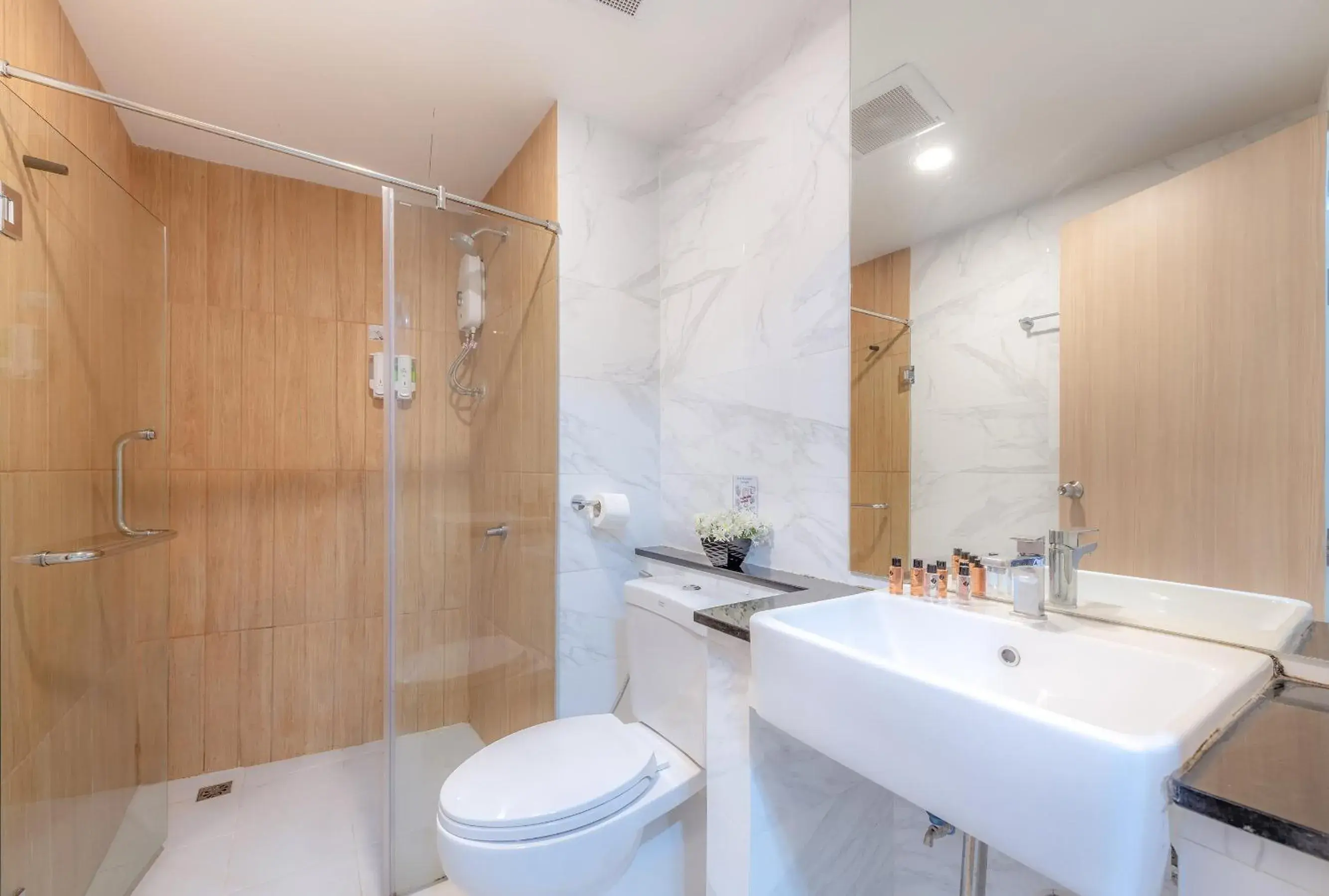 Large Double or Twin Room in Tori Prestige Bangkok Hotel Large Double or Twin Room in Tori Prestige Bangkok Hotel