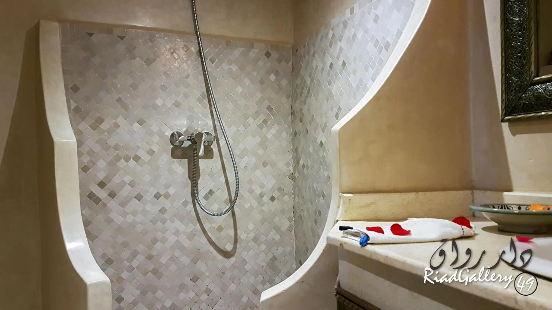 Bathroom, Bed in Riad Gallery 49 & Spa