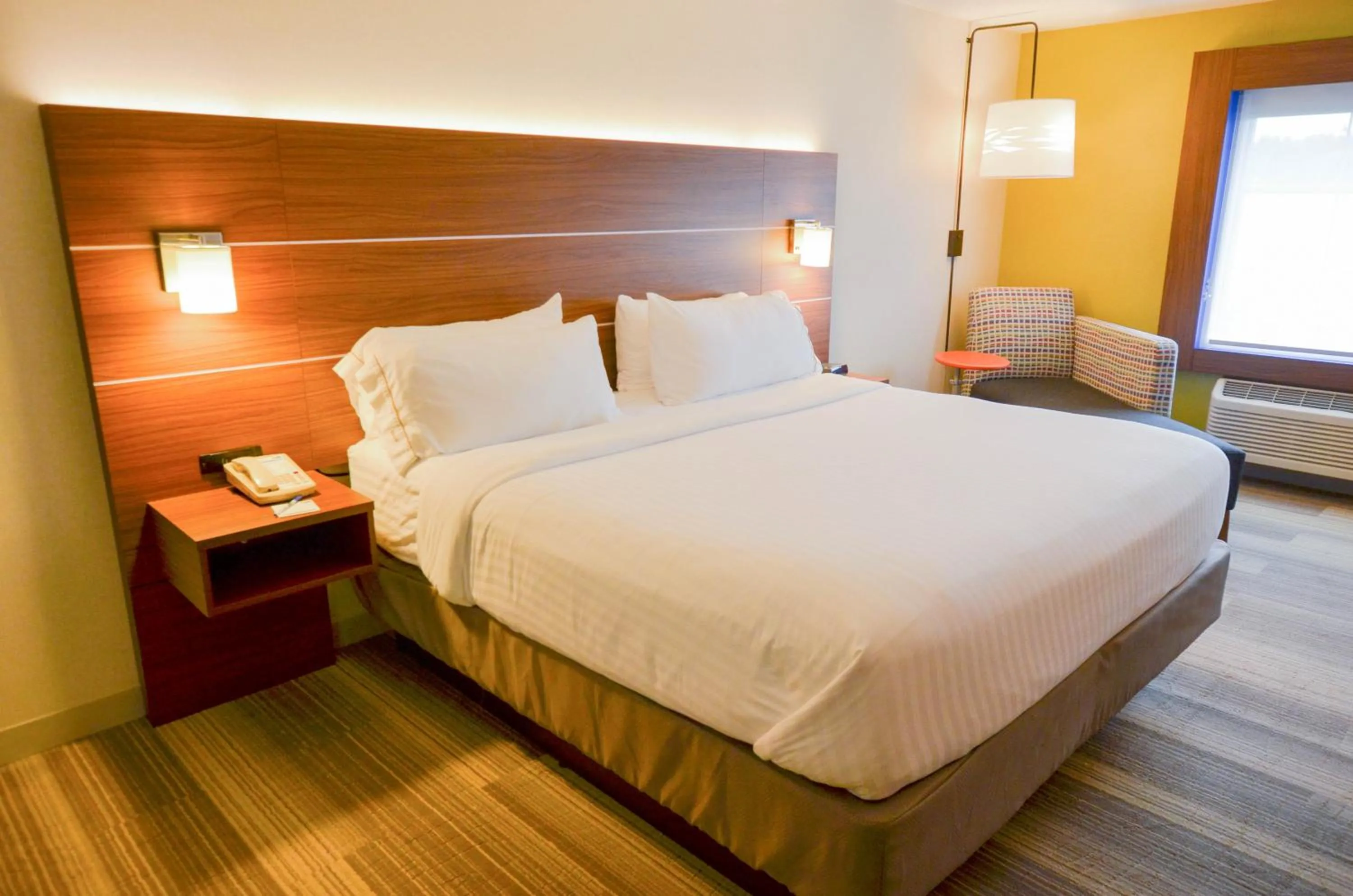 Photo of the whole room, Bed in Holiday Inn Express Pittsburgh-Bridgeville by IHG