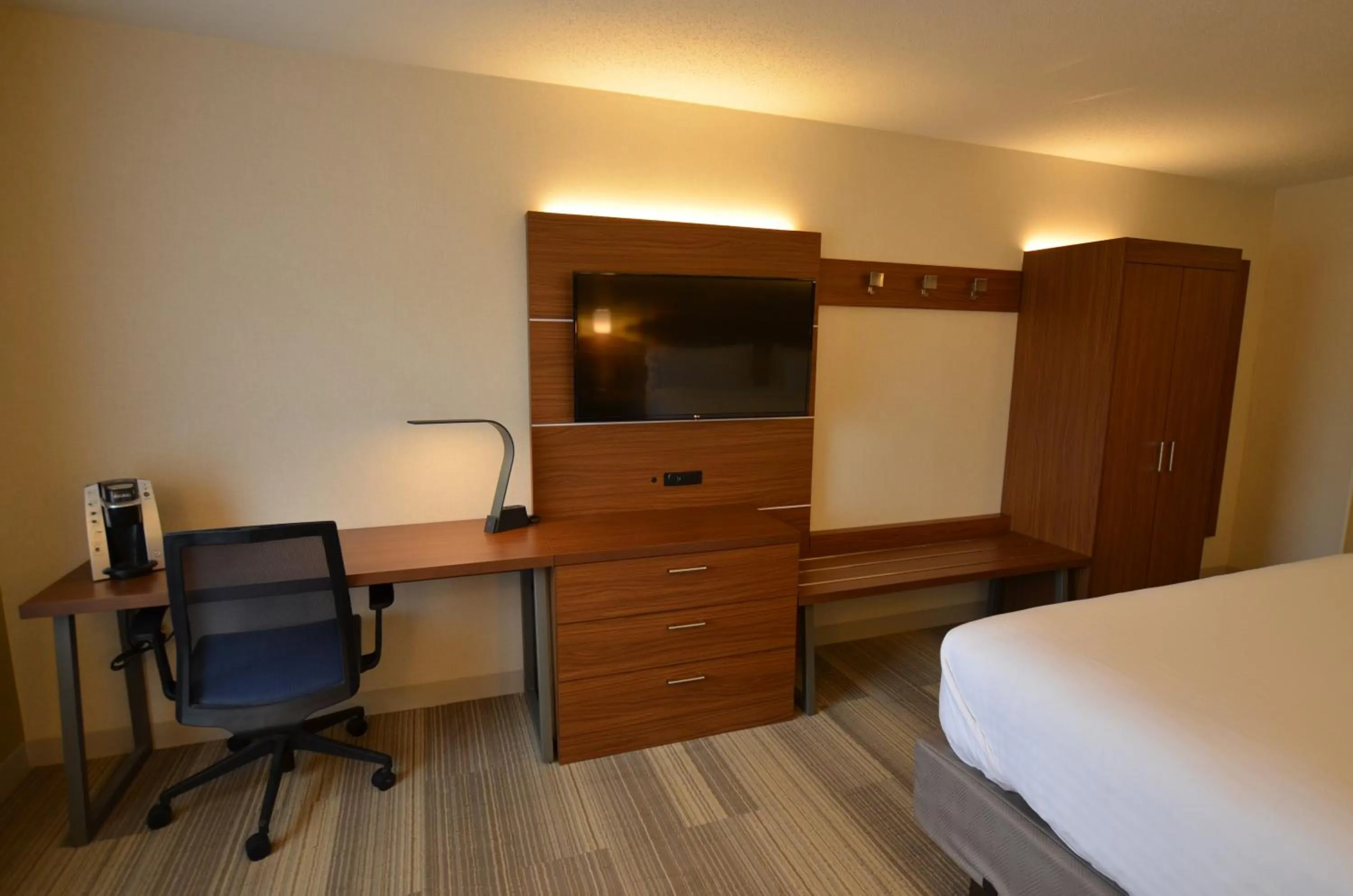 TV and multimedia, Bed in Holiday Inn Express Pittsburgh-Bridgeville by IHG