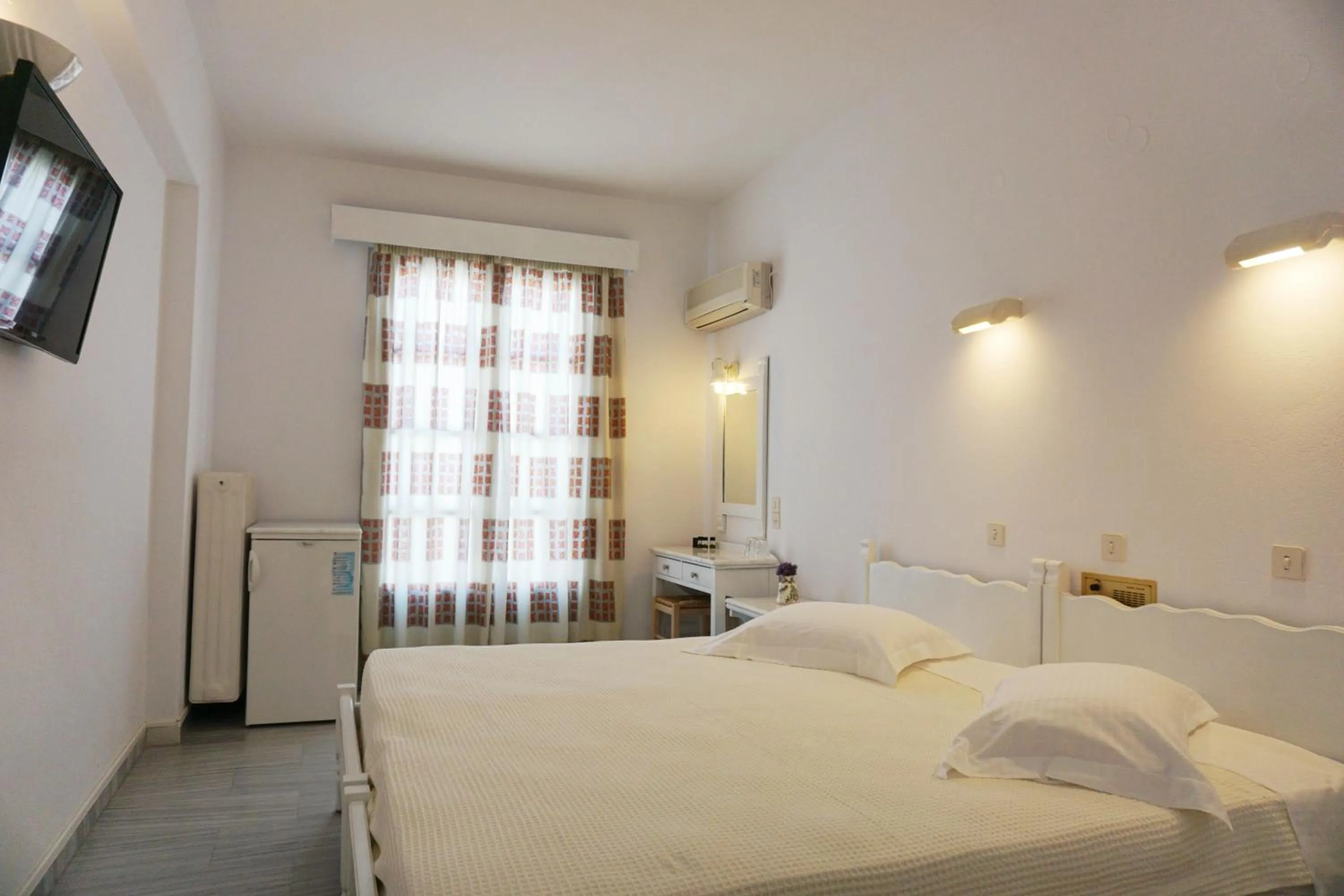 Text overlay, Bed in Polos Hotel Paros