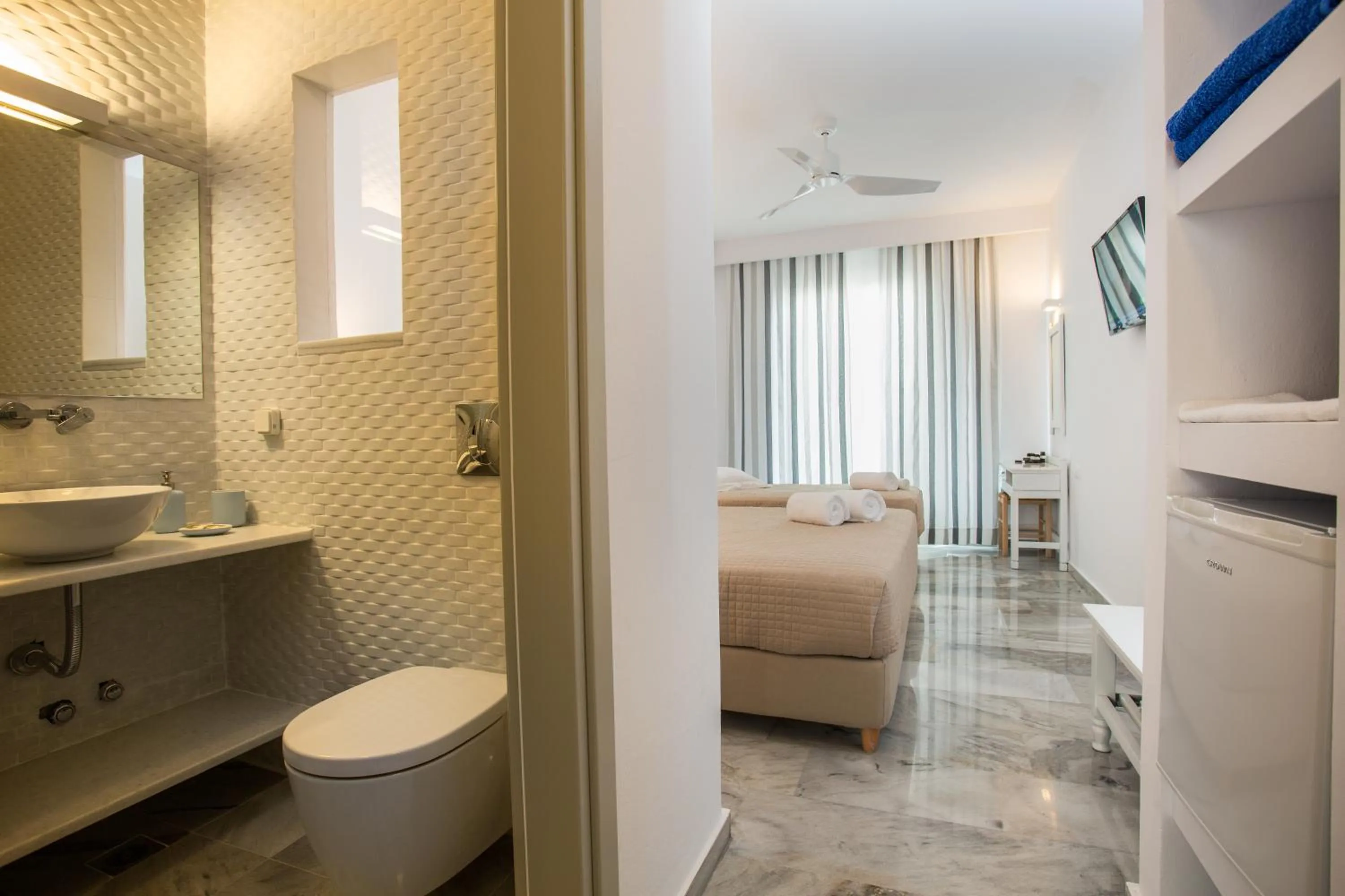 Bathroom, Bed in Polos Hotel Paros