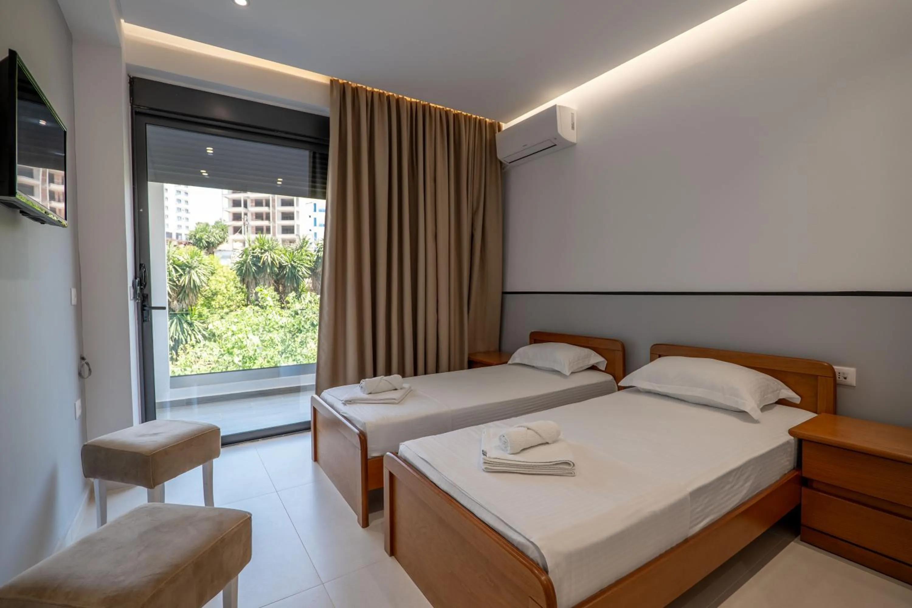 Photo of the whole room, Bed in Hotel Emblem