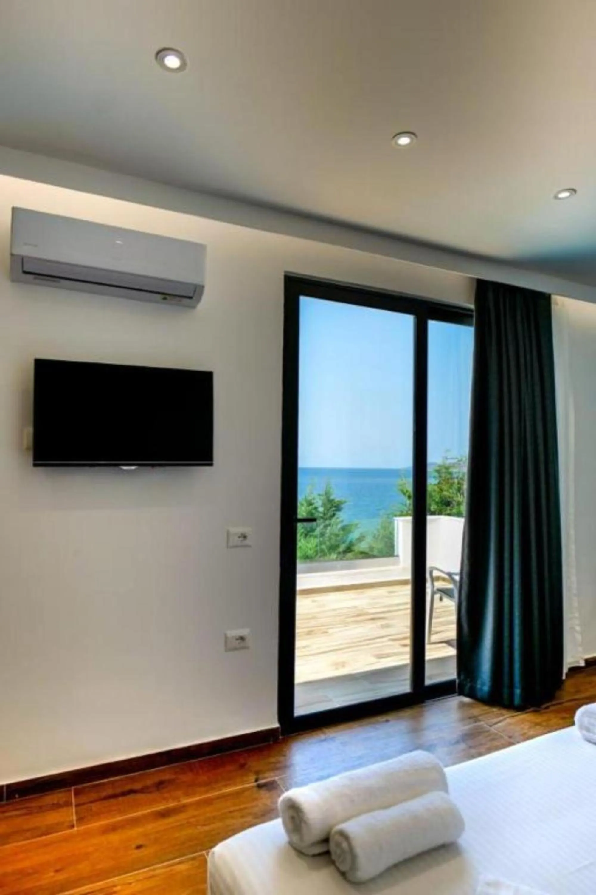 TV and multimedia, Bed in Hotel Emblem