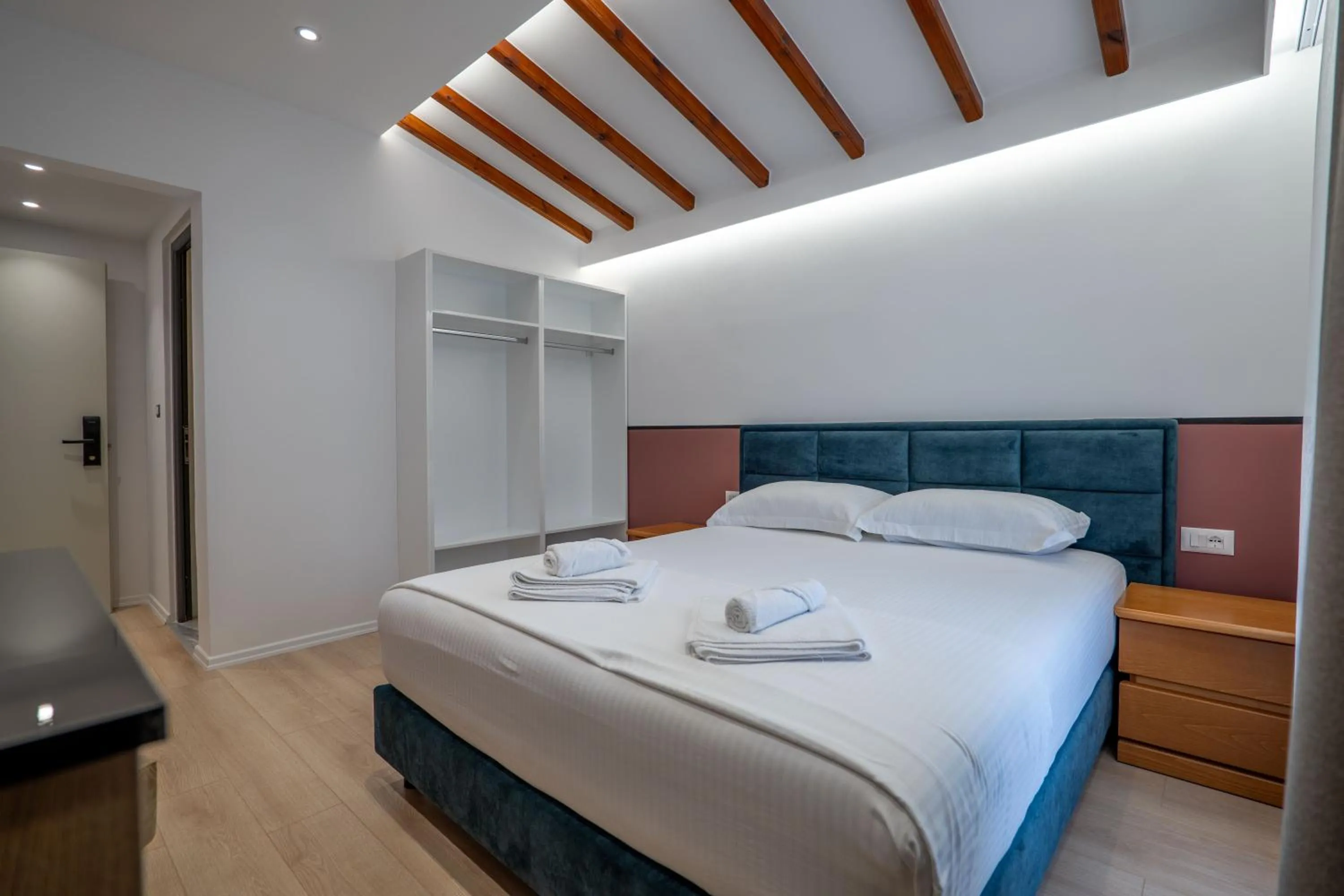 Photo of the whole room, Bed in Hotel Emblem