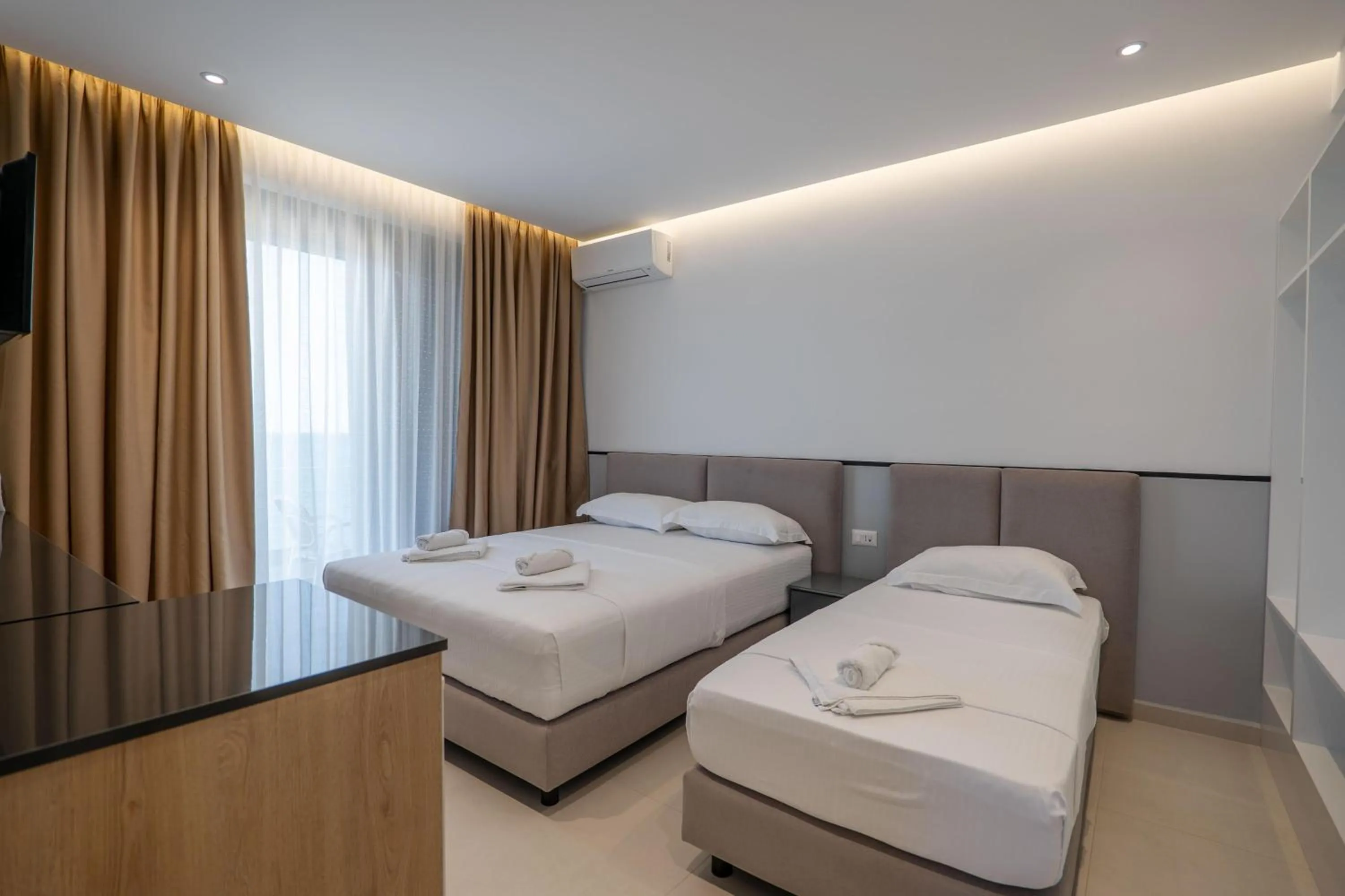 Photo of the whole room, Bed in Hotel Emblem