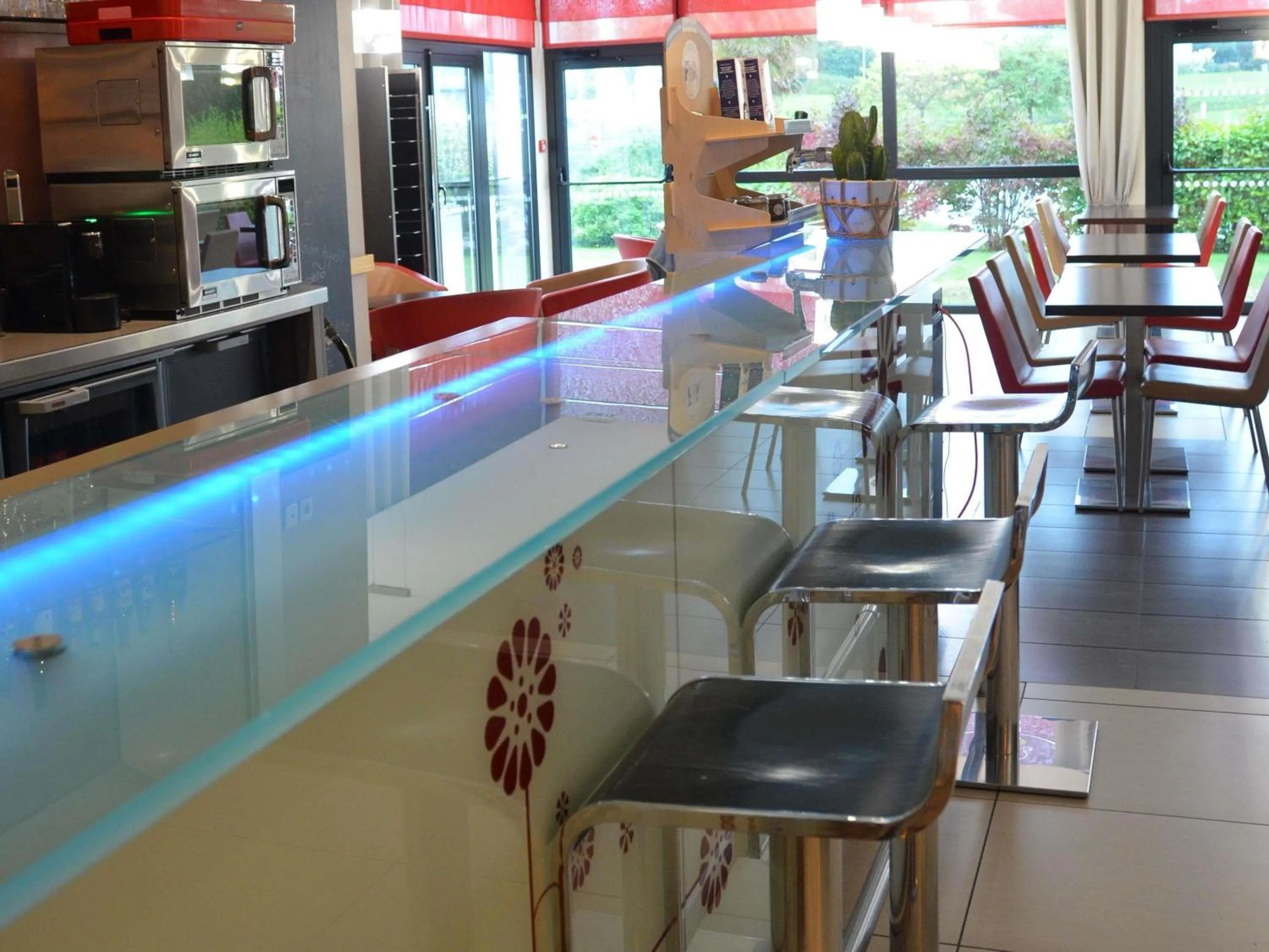 Lounge or bar in Hôtel ibis Guingamp Cœur de Bretagne