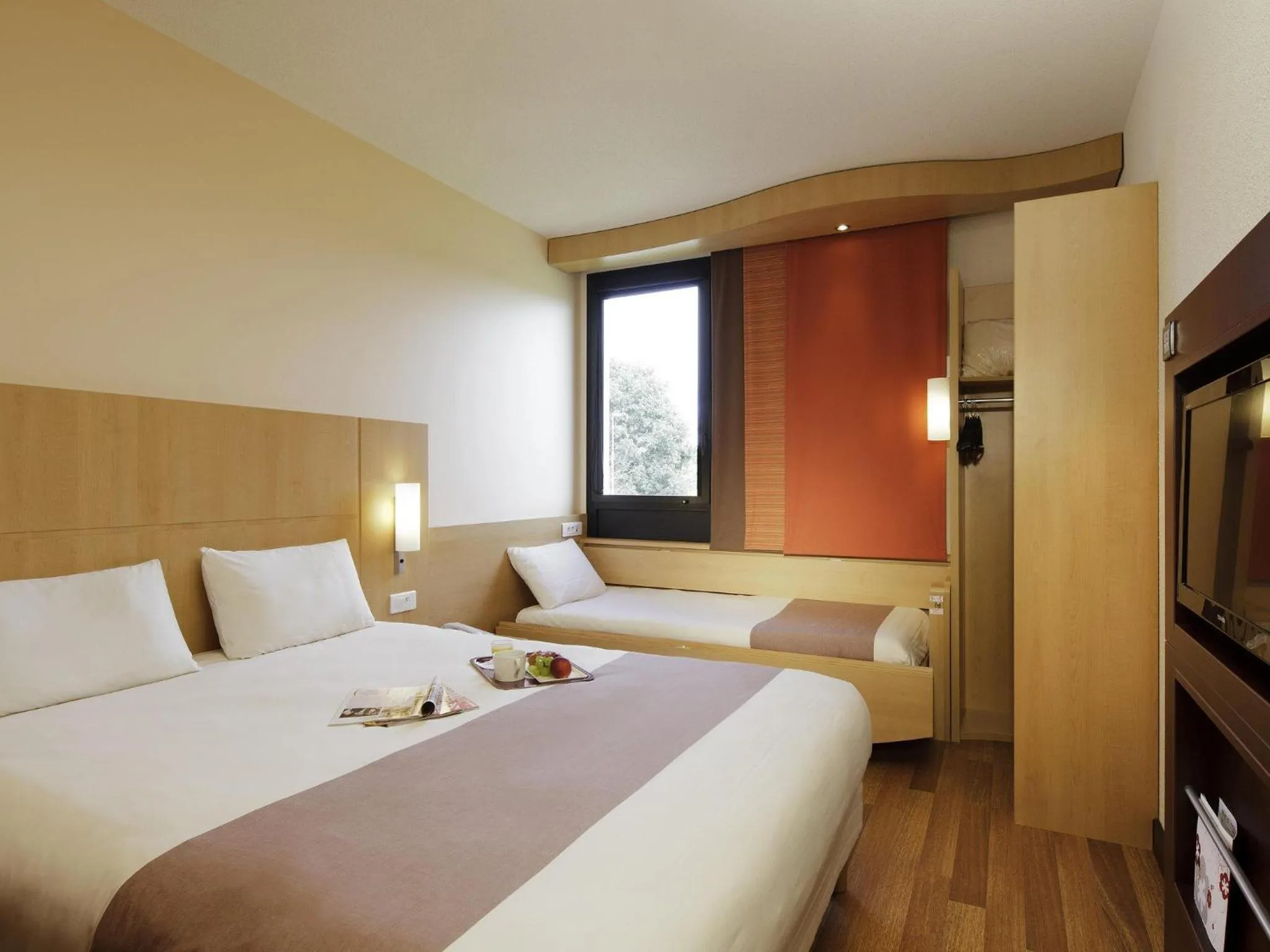 Bedroom, Bed in Hôtel ibis Guingamp Cœur de Bretagne