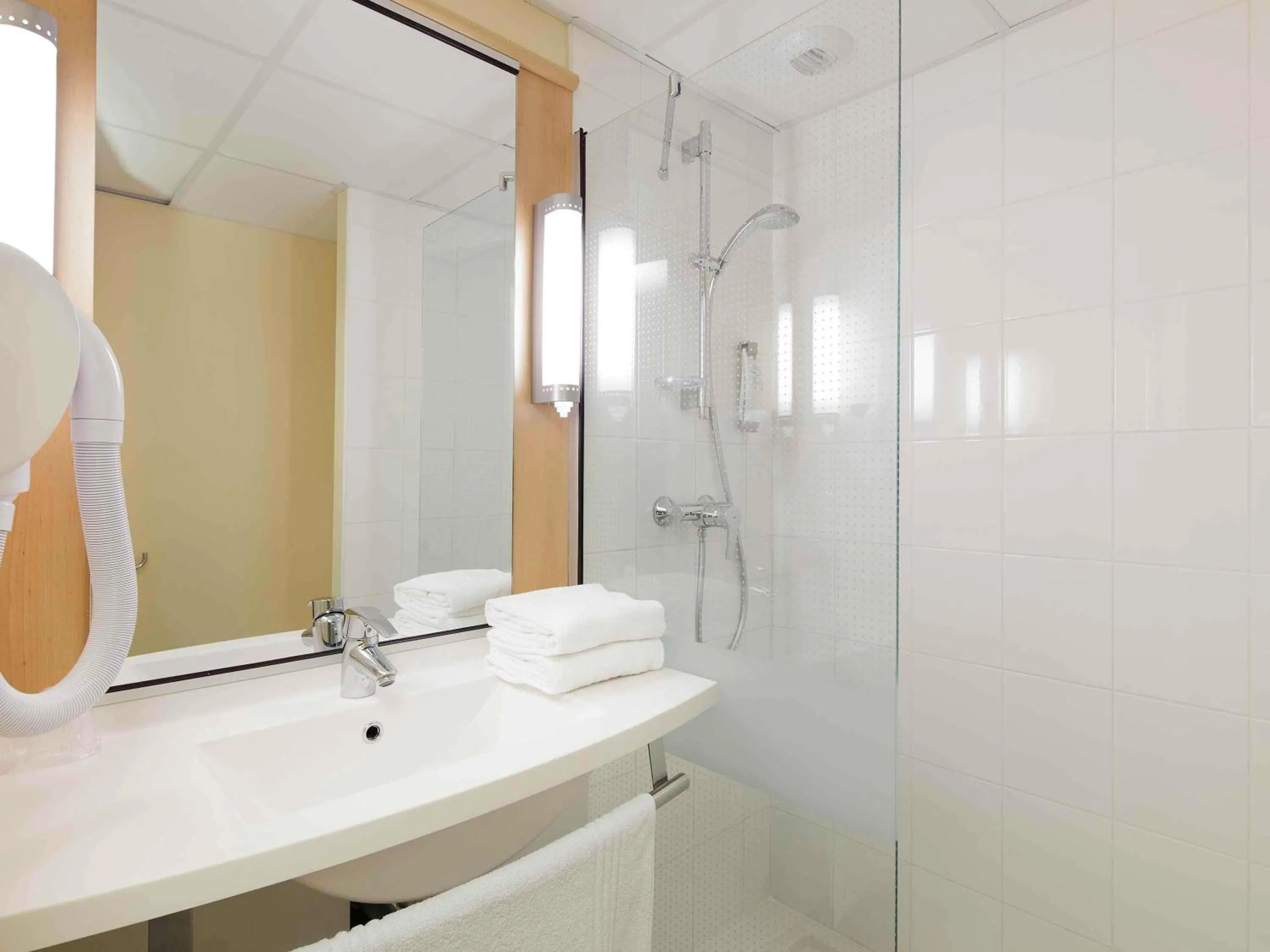 Bedroom in Hôtel ibis Guingamp Cœur de Bretagne