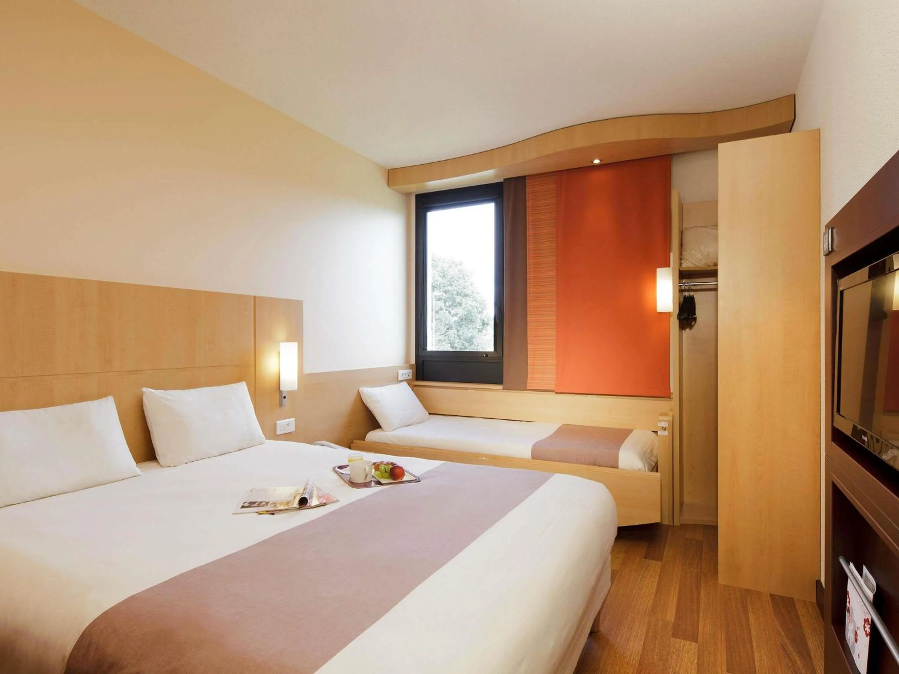 Bedroom, Bed in Hôtel ibis Guingamp Cœur de Bretagne