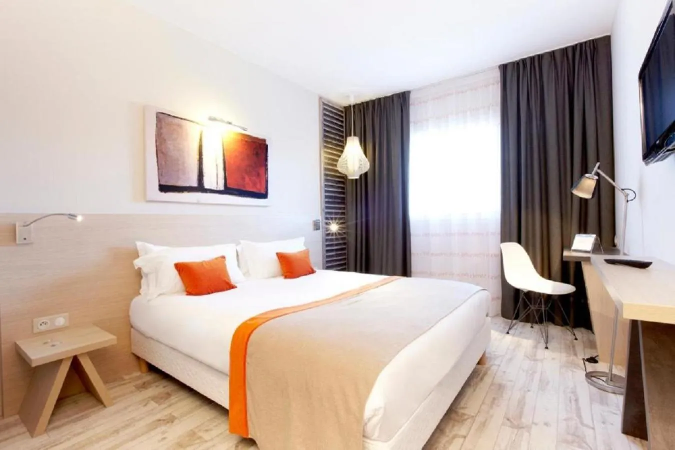 Bed in Kyriad Prestige Vannes Centre-Palais des Arts