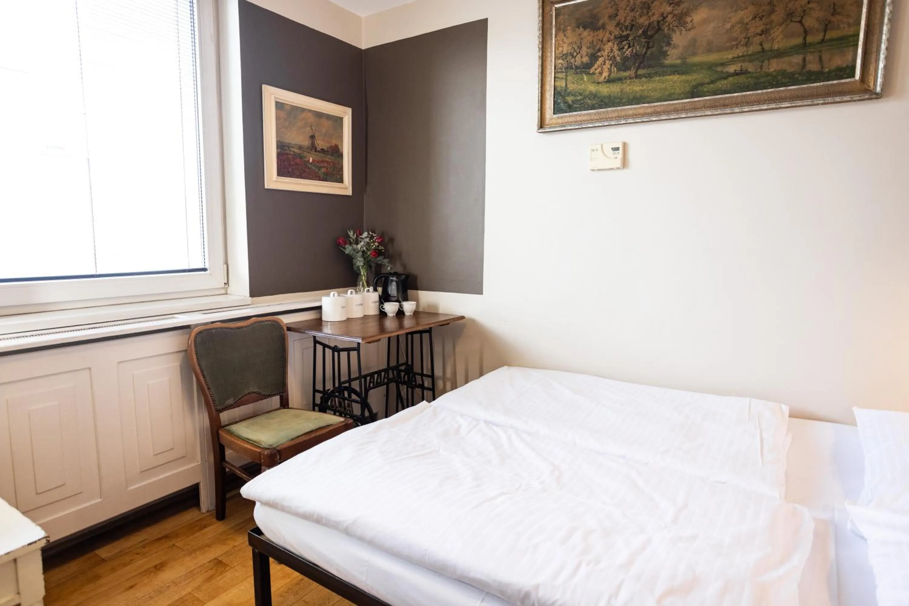 Bedroom, Bed in Sir Toby's Hostel