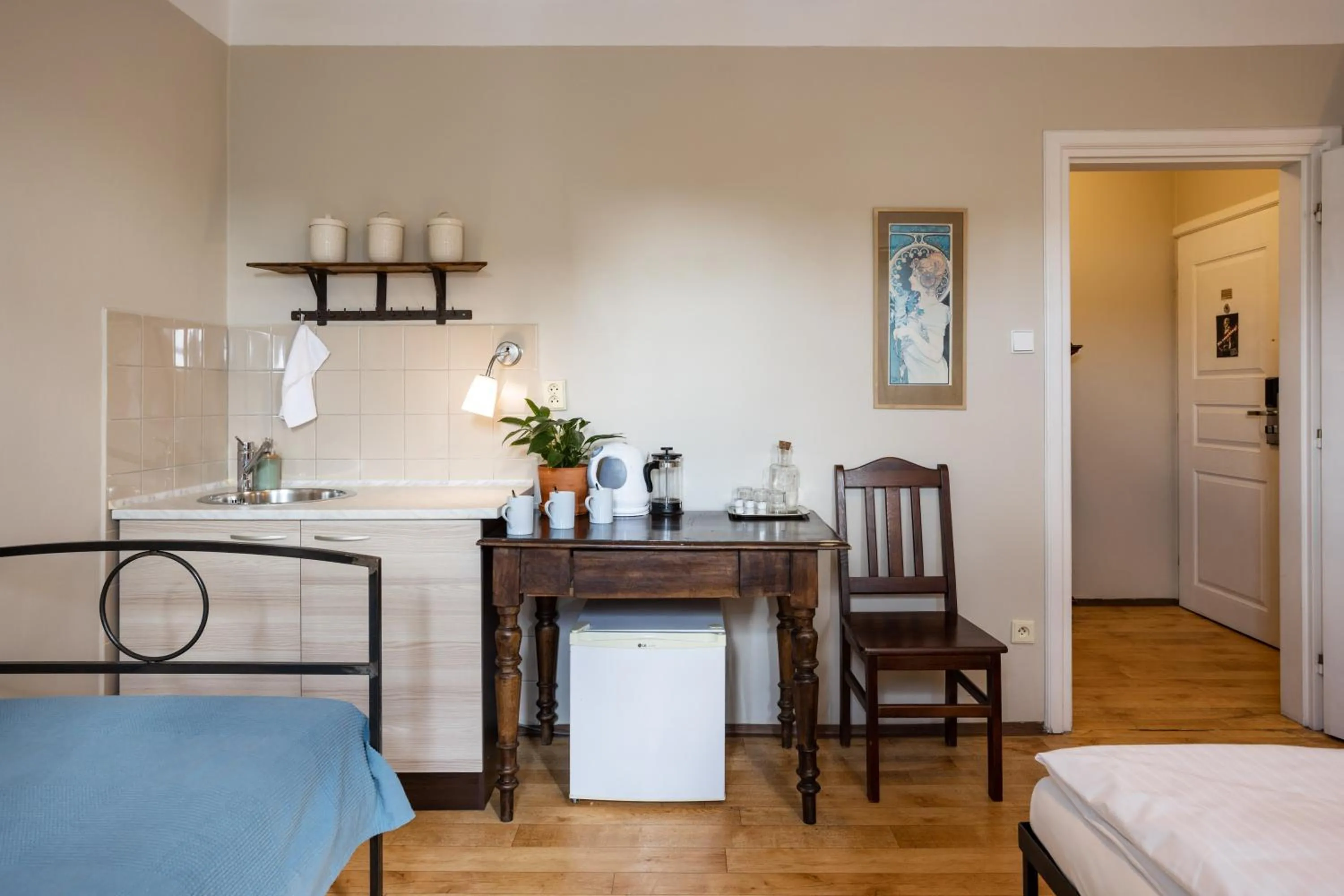 Photo of the whole room, Bed in Sir Toby's Hostel