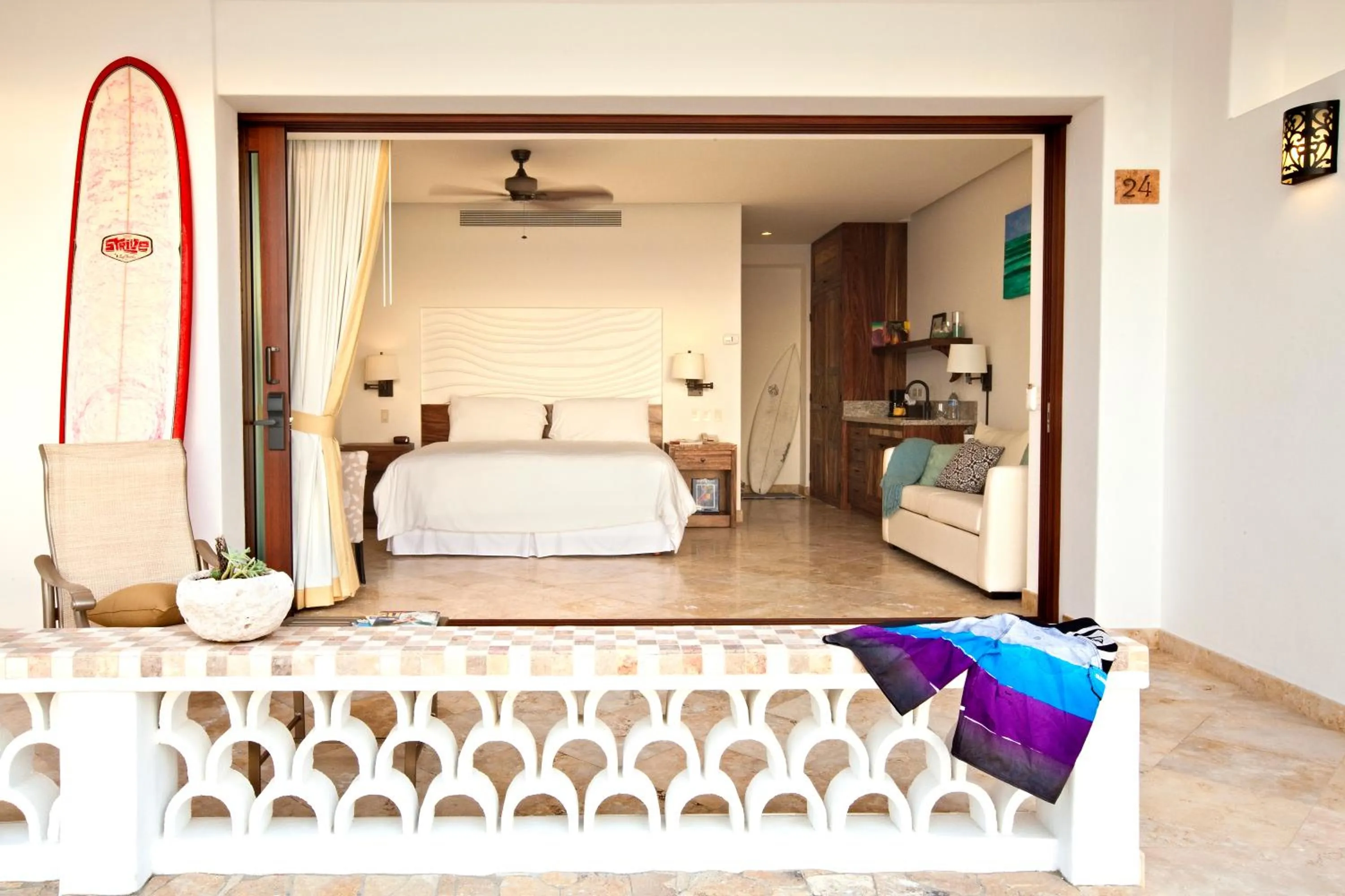 Photo of the whole room, Bed in Cabo Surf Hotel