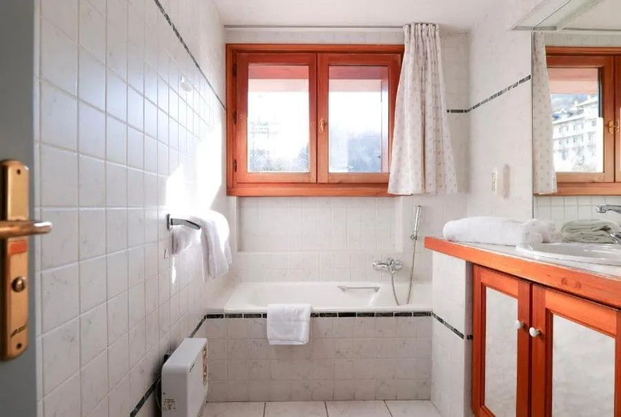 Bath in Hôtel des 2 Gares