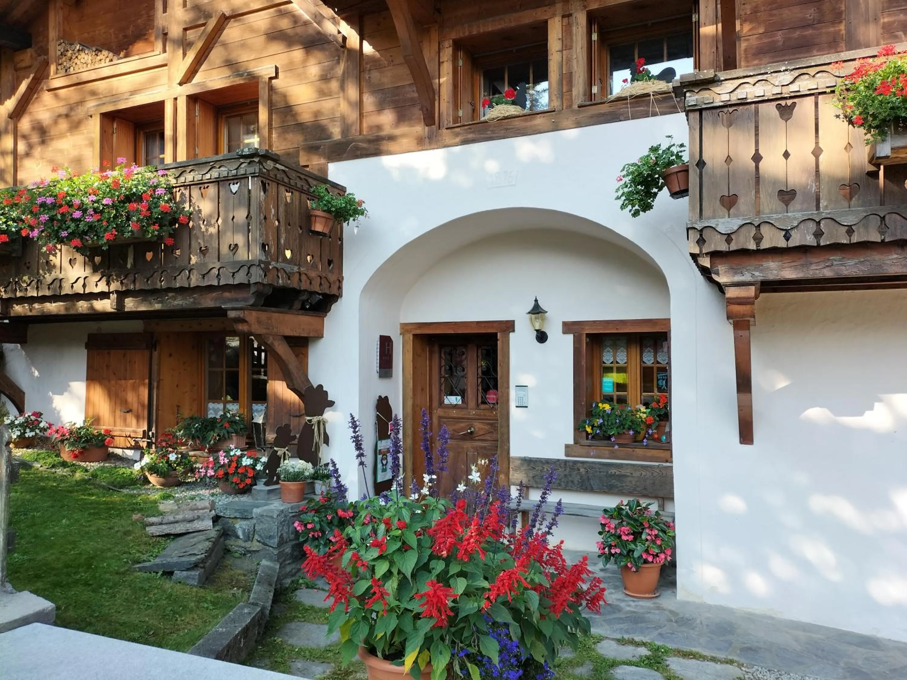 Facade/entrance in le Montagny