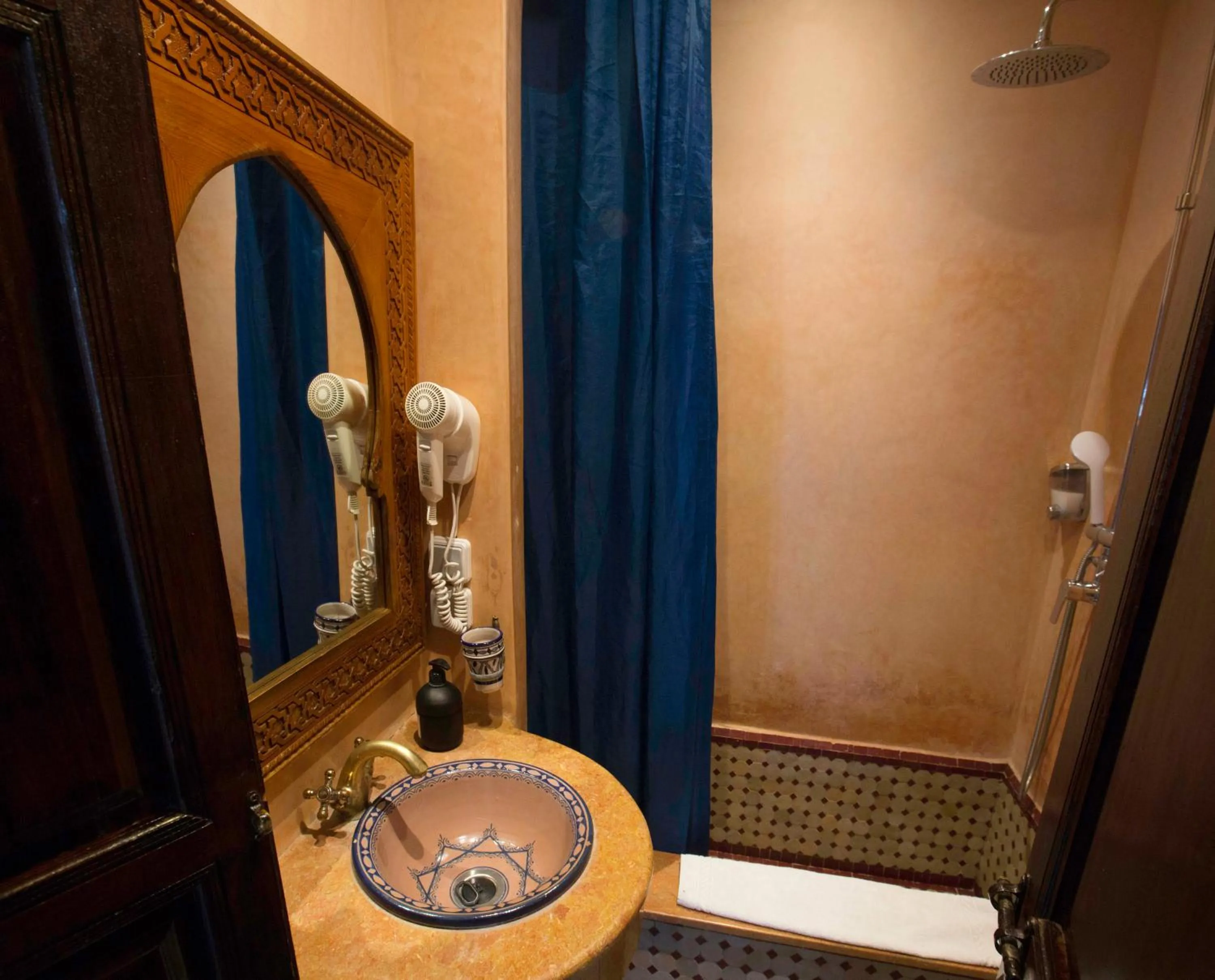 Shower in Dar Fes Medina Ziat