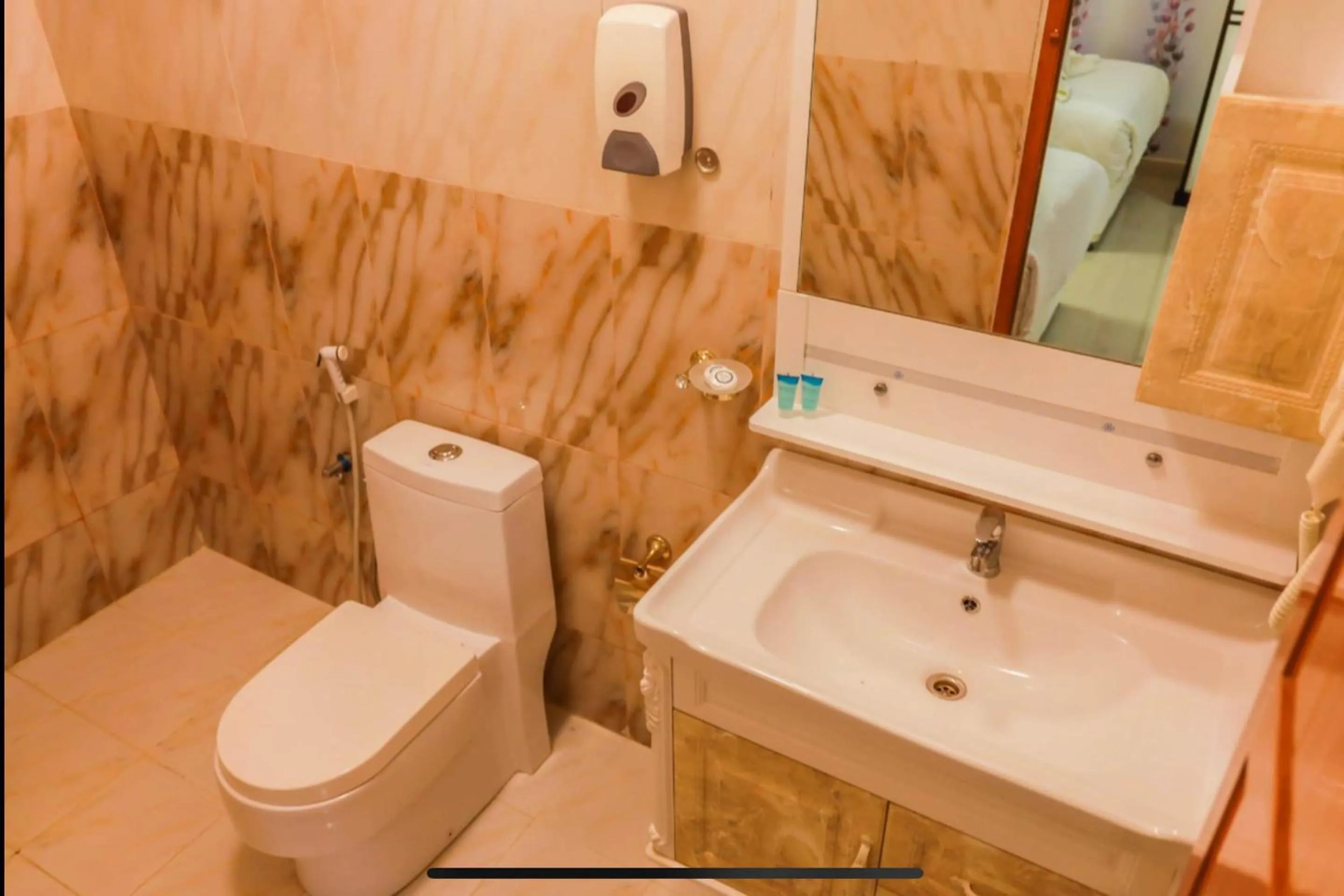 Bathroom in Capital O 141 Golden Rays Hotel