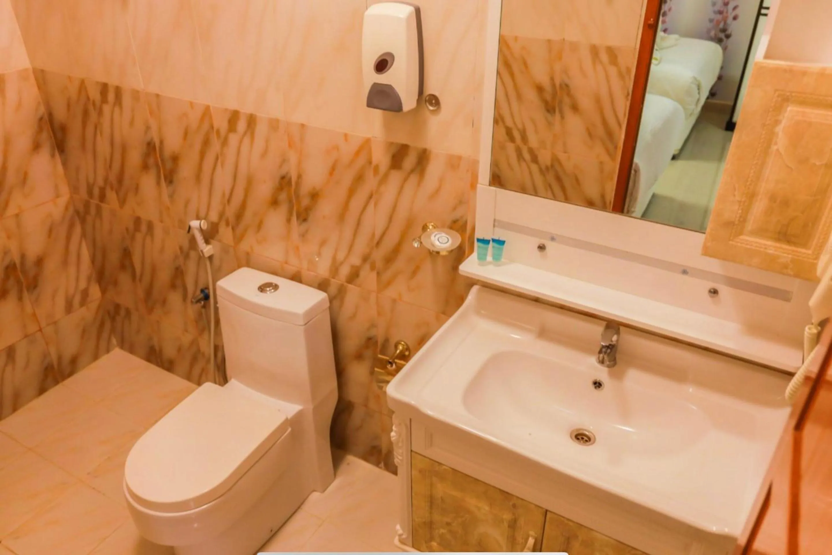 Bathroom in Capital O 141 Golden Rays Hotel