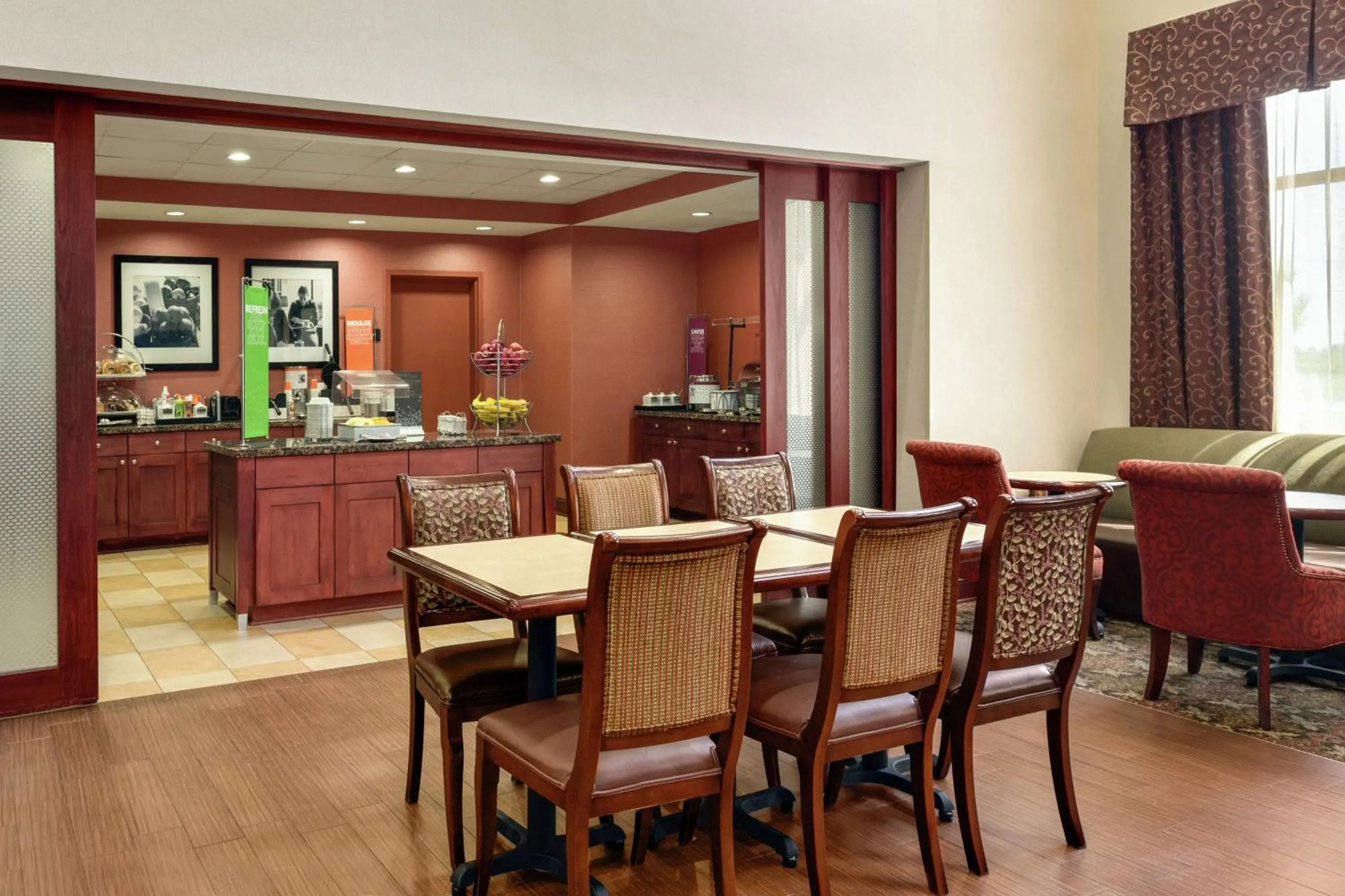 Dining area in Hampton Inn & Suites Prattville