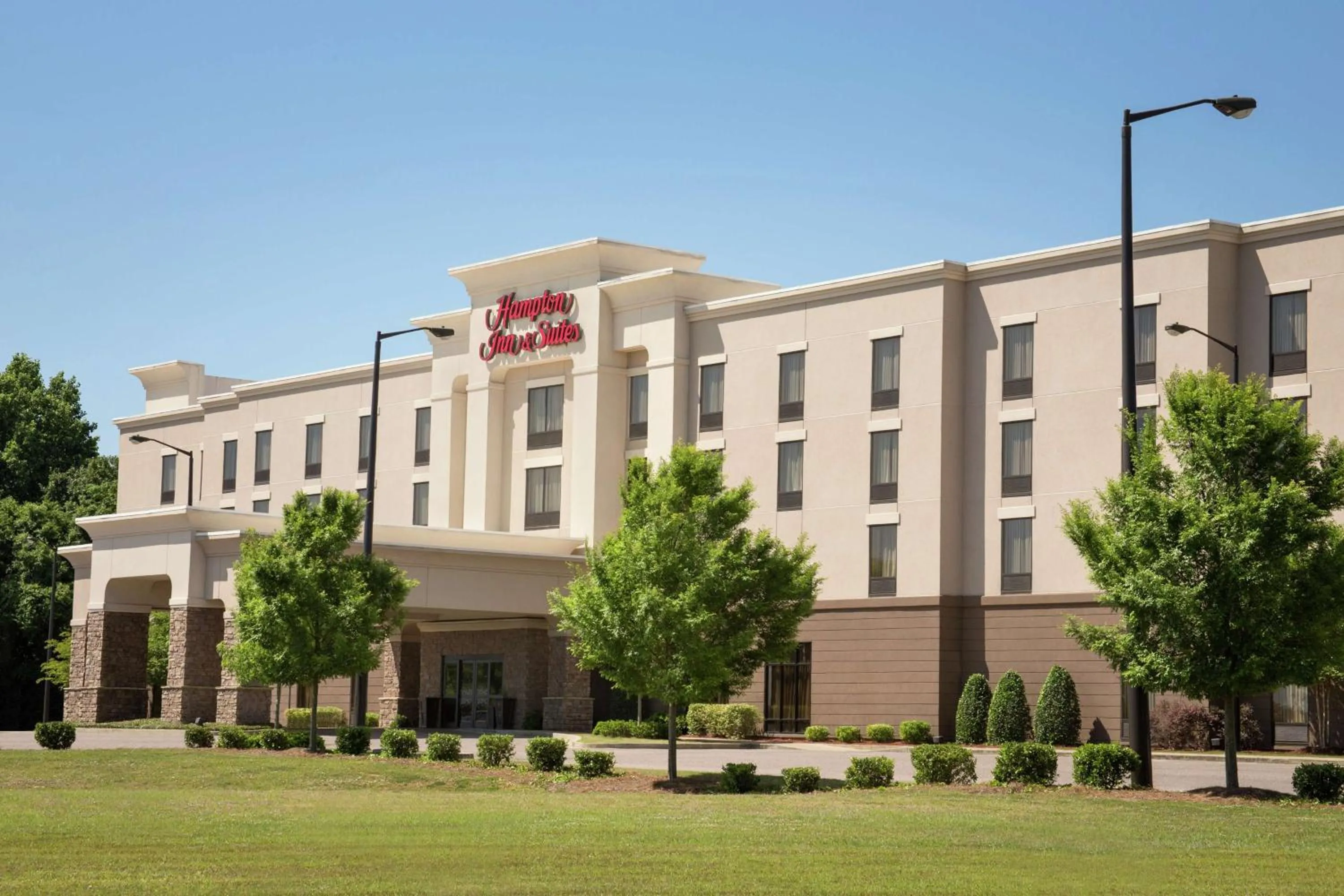 Property building in Hampton Inn & Suites Prattville